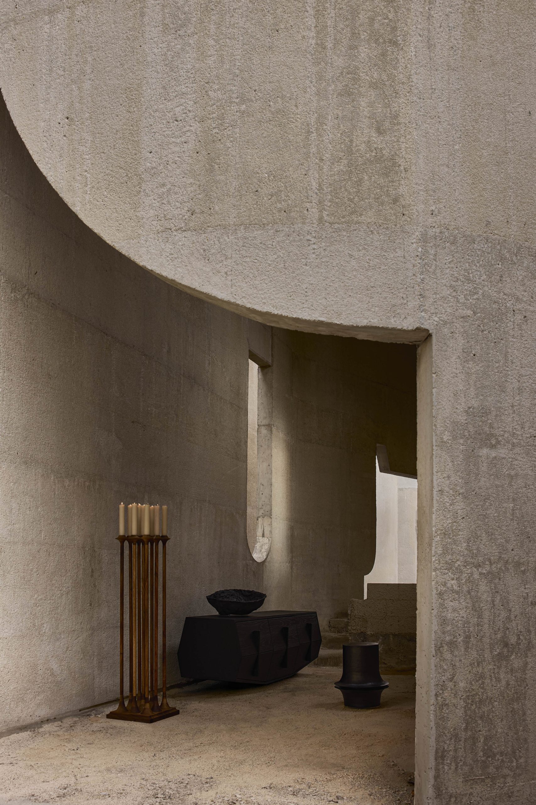 Curved concrete alcove framing furniture at Casa Ínsula