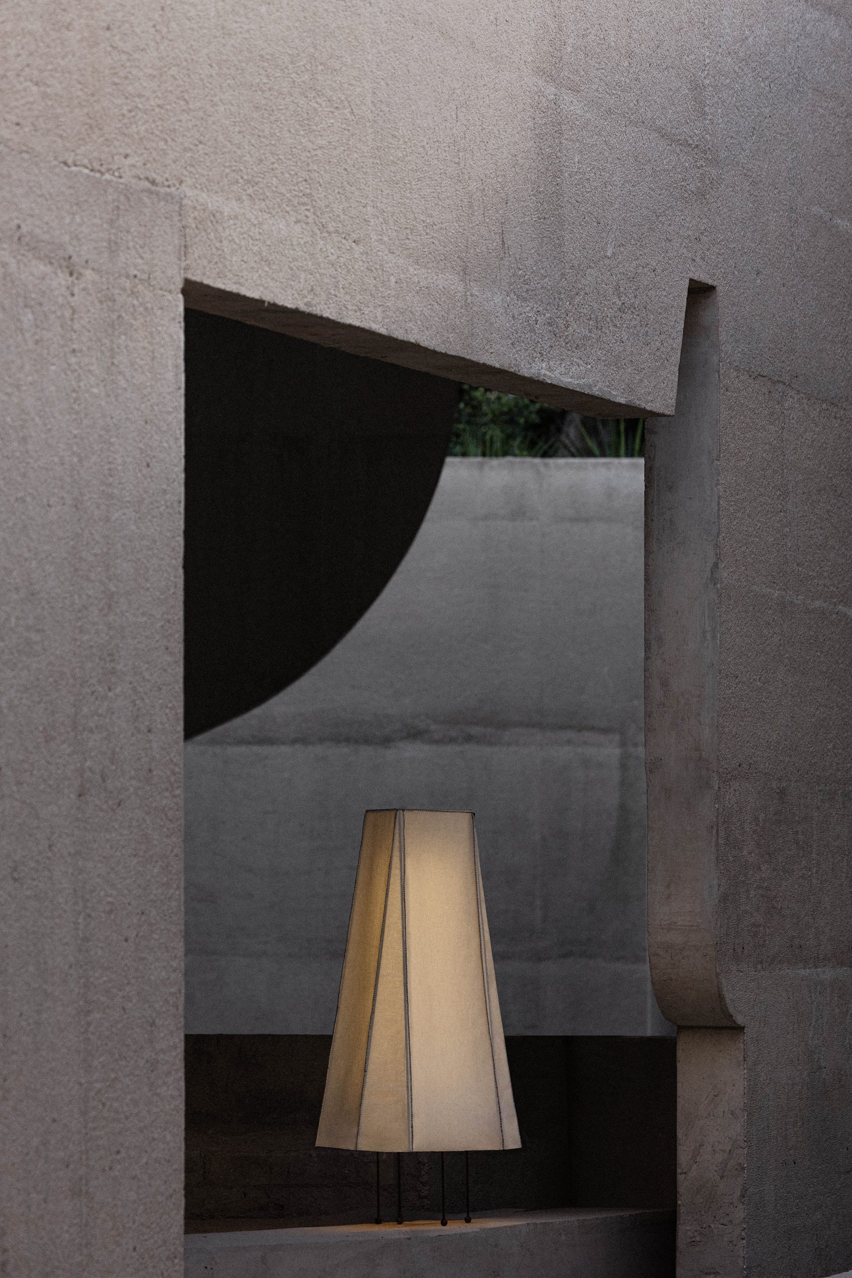 Deep rectangular opening framing the Casa Ínsula courtyard
