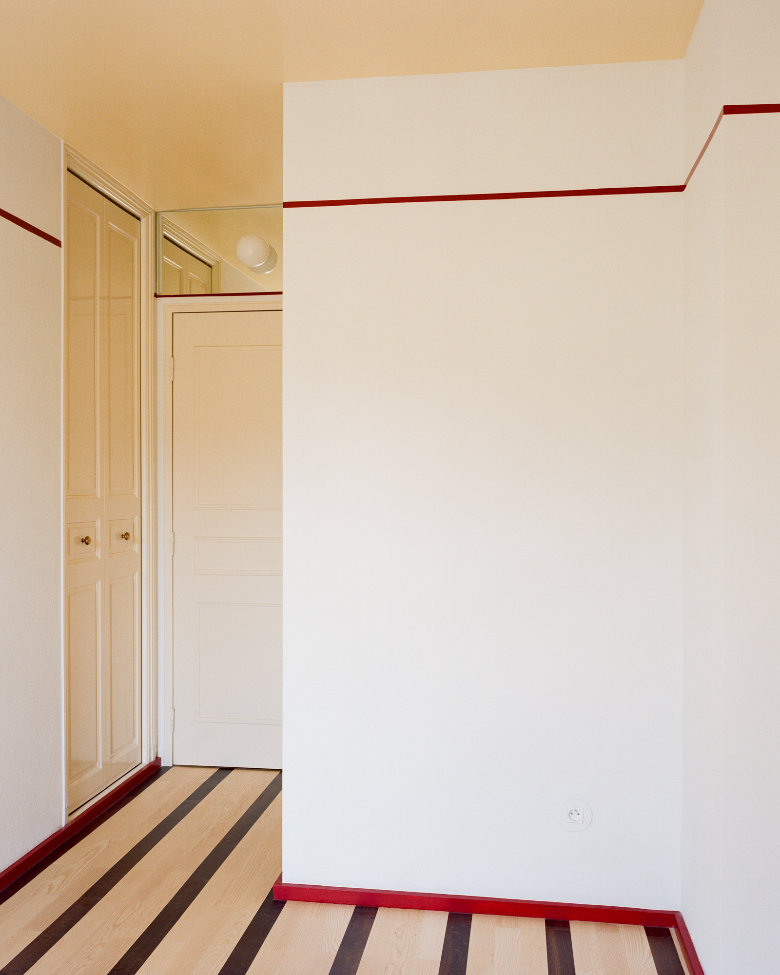 Bedroom opening towards the garden at the Fabron apartment in Nice