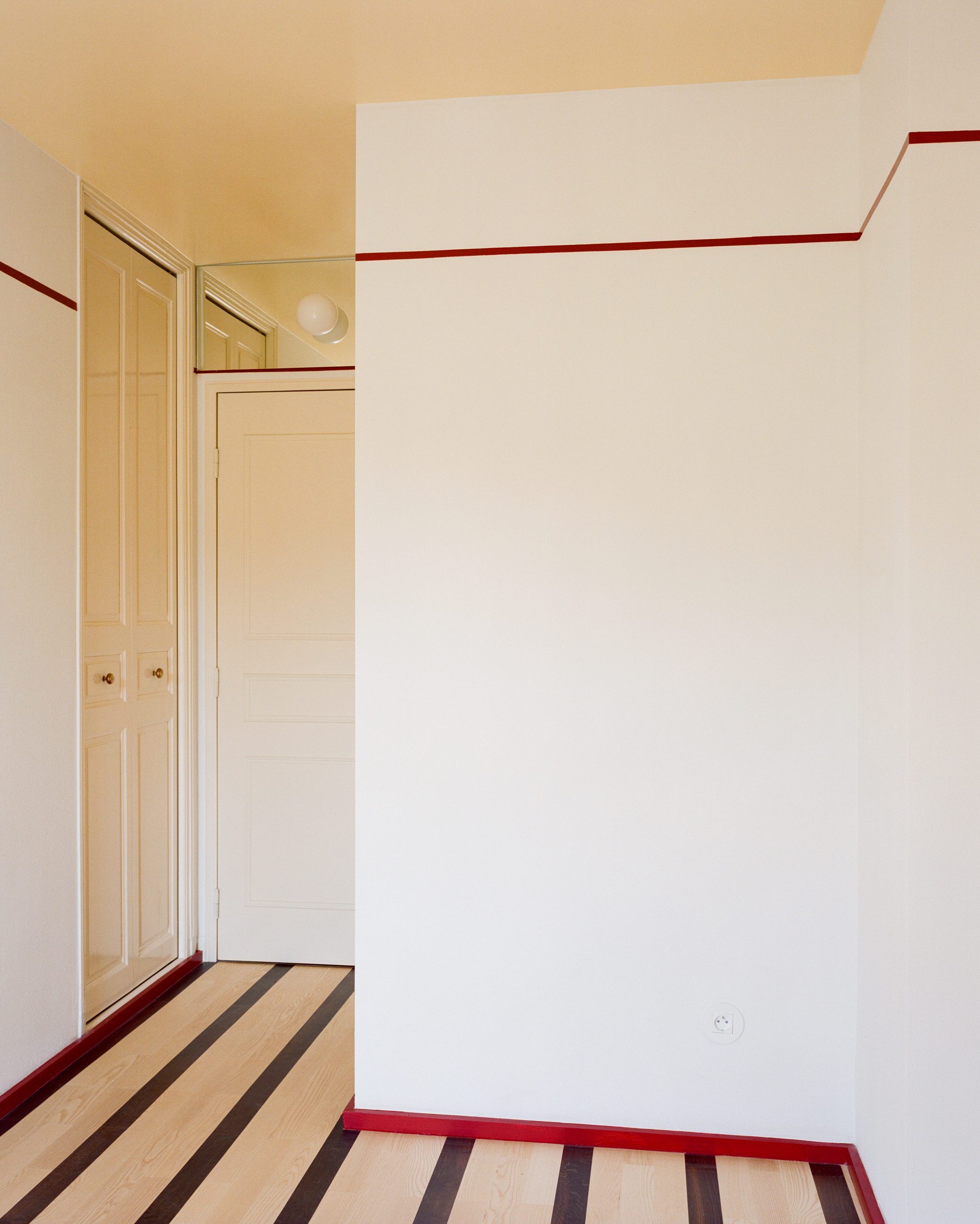 Entrance sequence of the Fabron apartment by Continentale