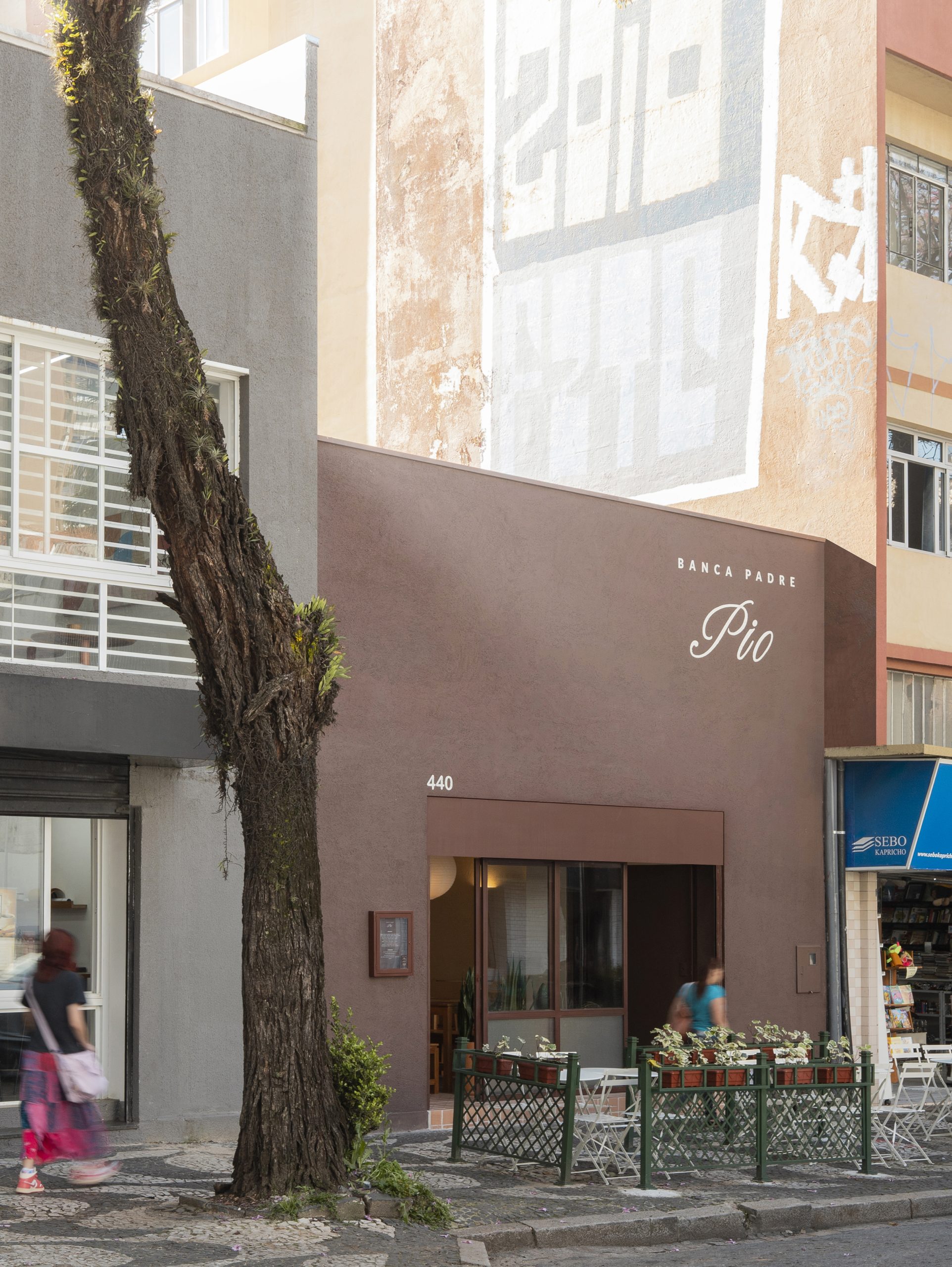Sarturi Gumz centres Curitiba restaurant around a communal timber table