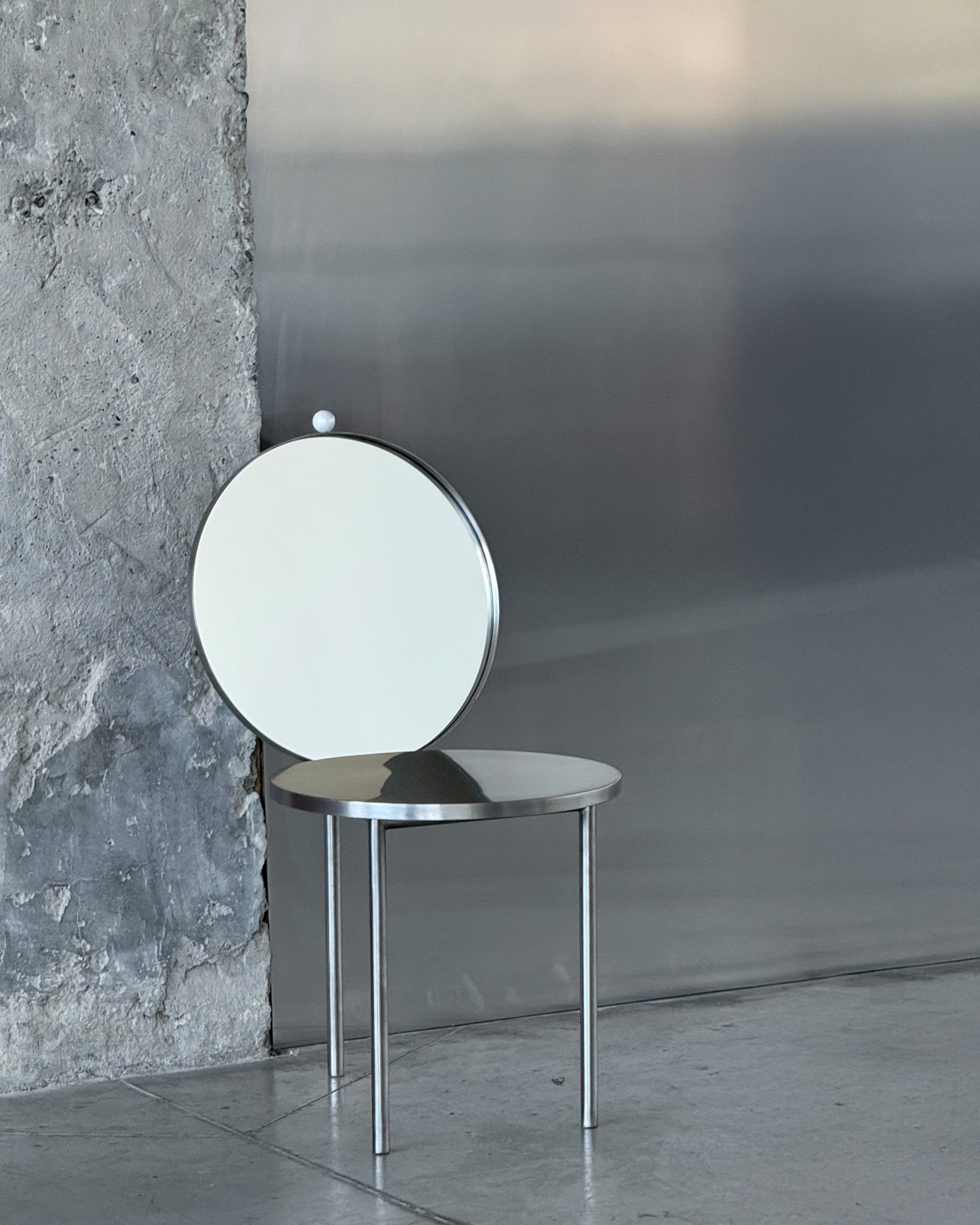 STUDIO SHOO designs Woman's Chair to resist comfort