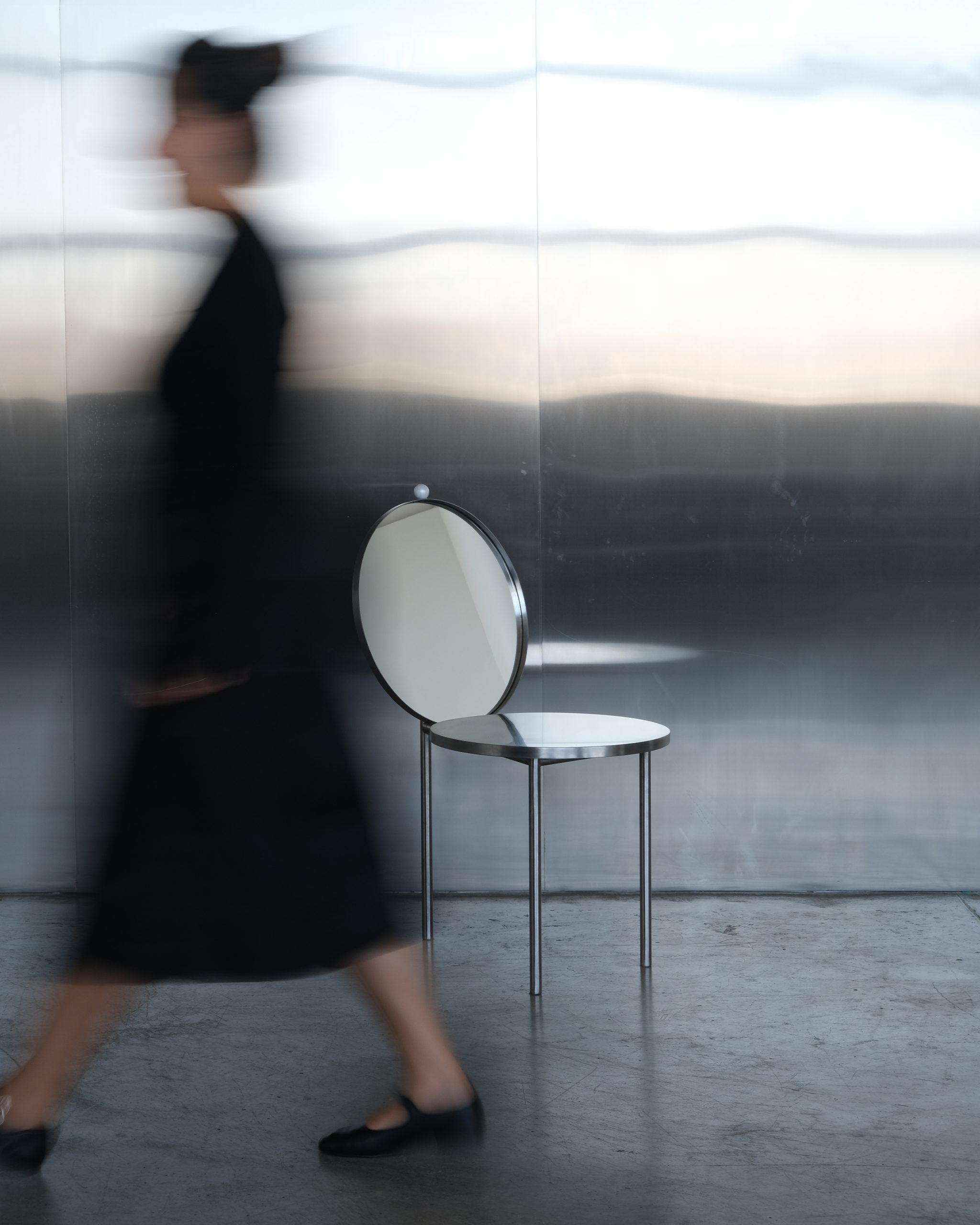 Angled backrest and mirror of the Woman's Chair