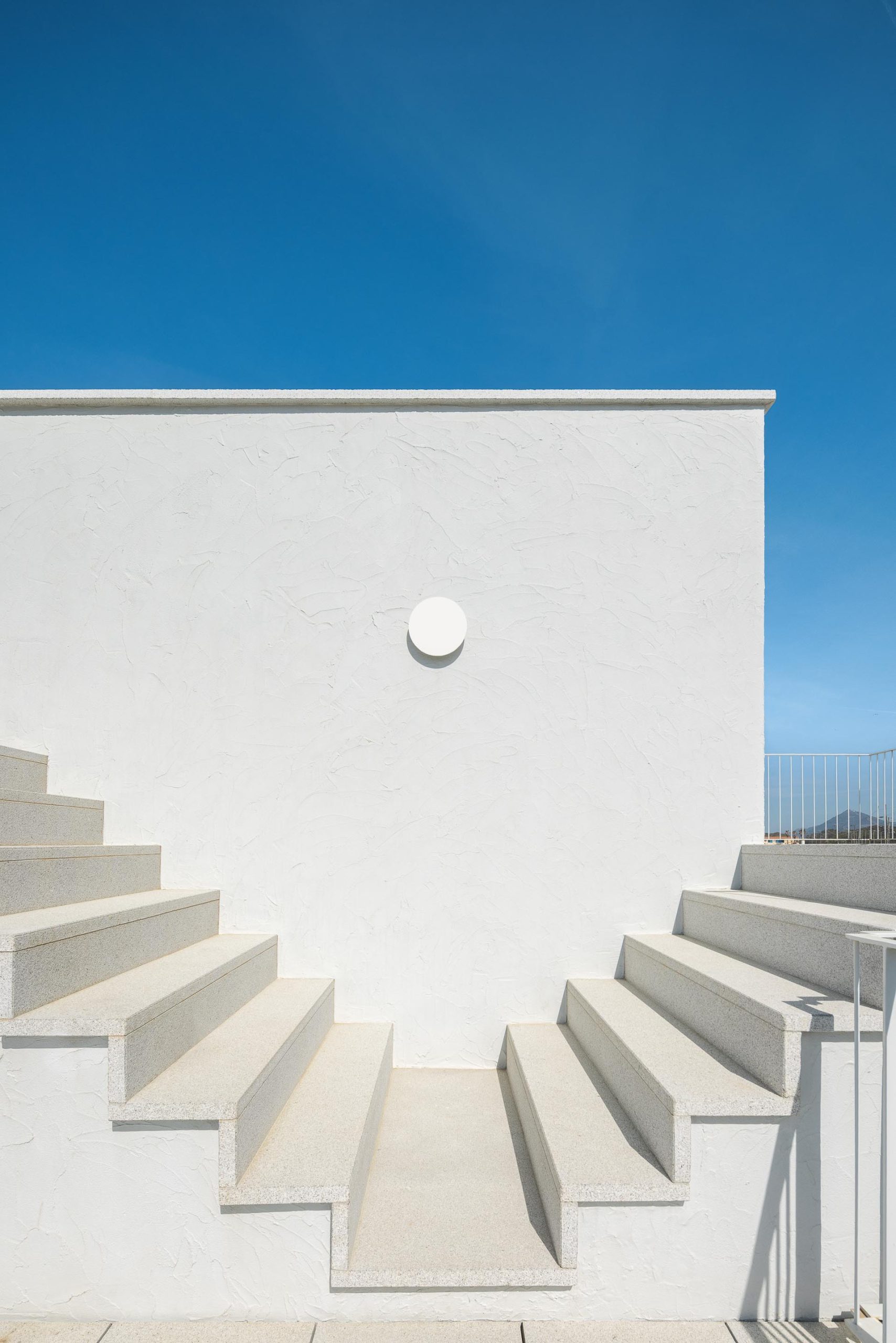 Irregular rooflines of Casa Âncora by Tiago Sousa Arquitecto