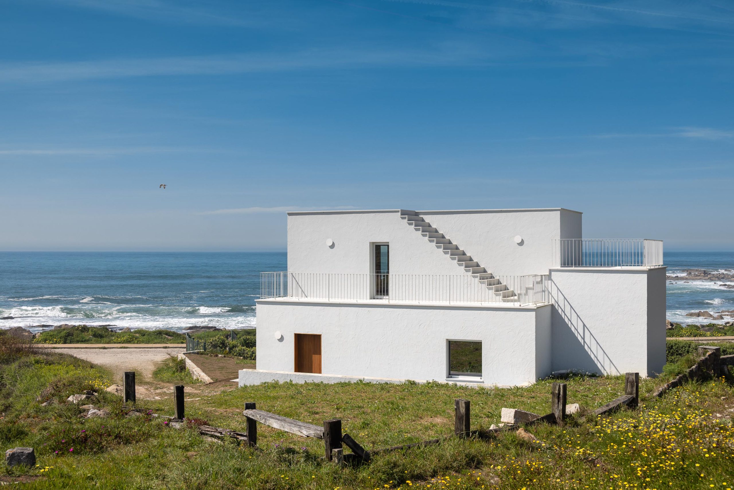 Coastal light enters Casa Âncora through square windows