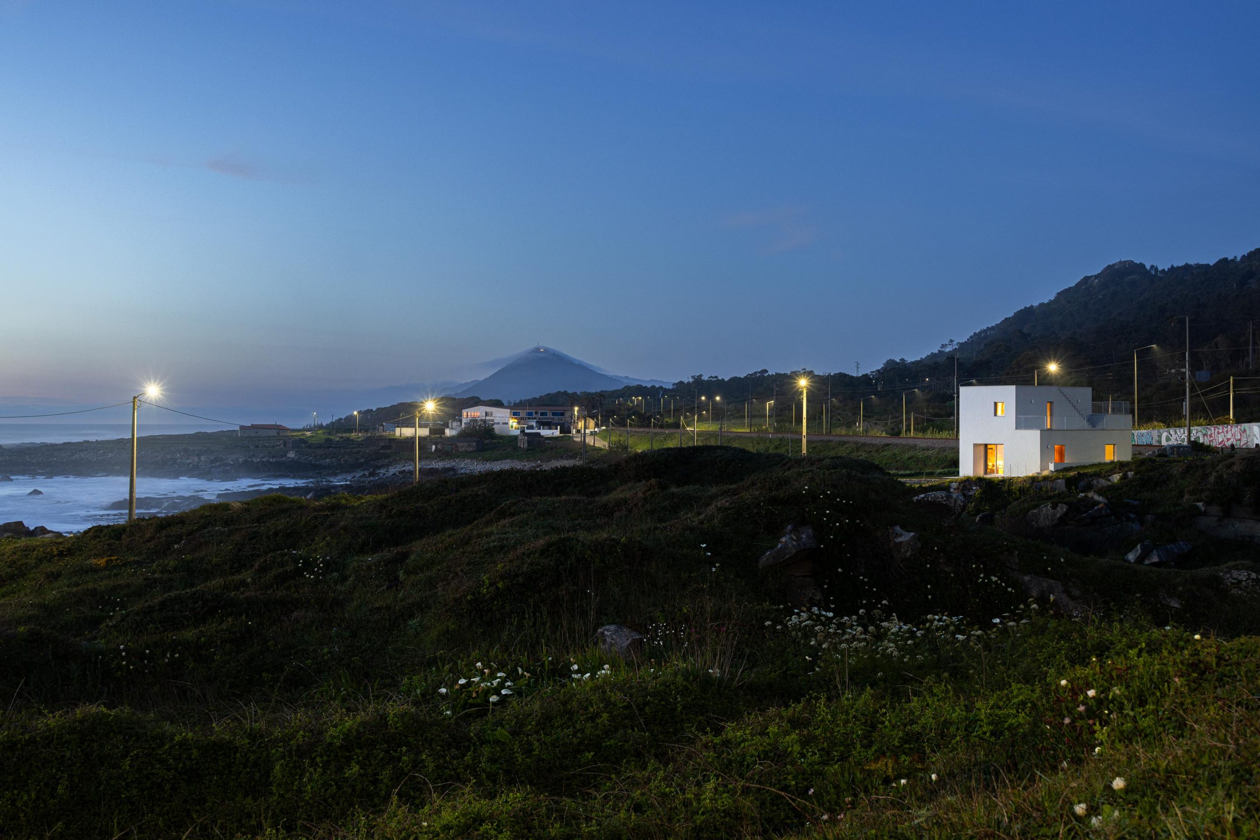 Casa Âncora seen from the surrounding rocky terrain