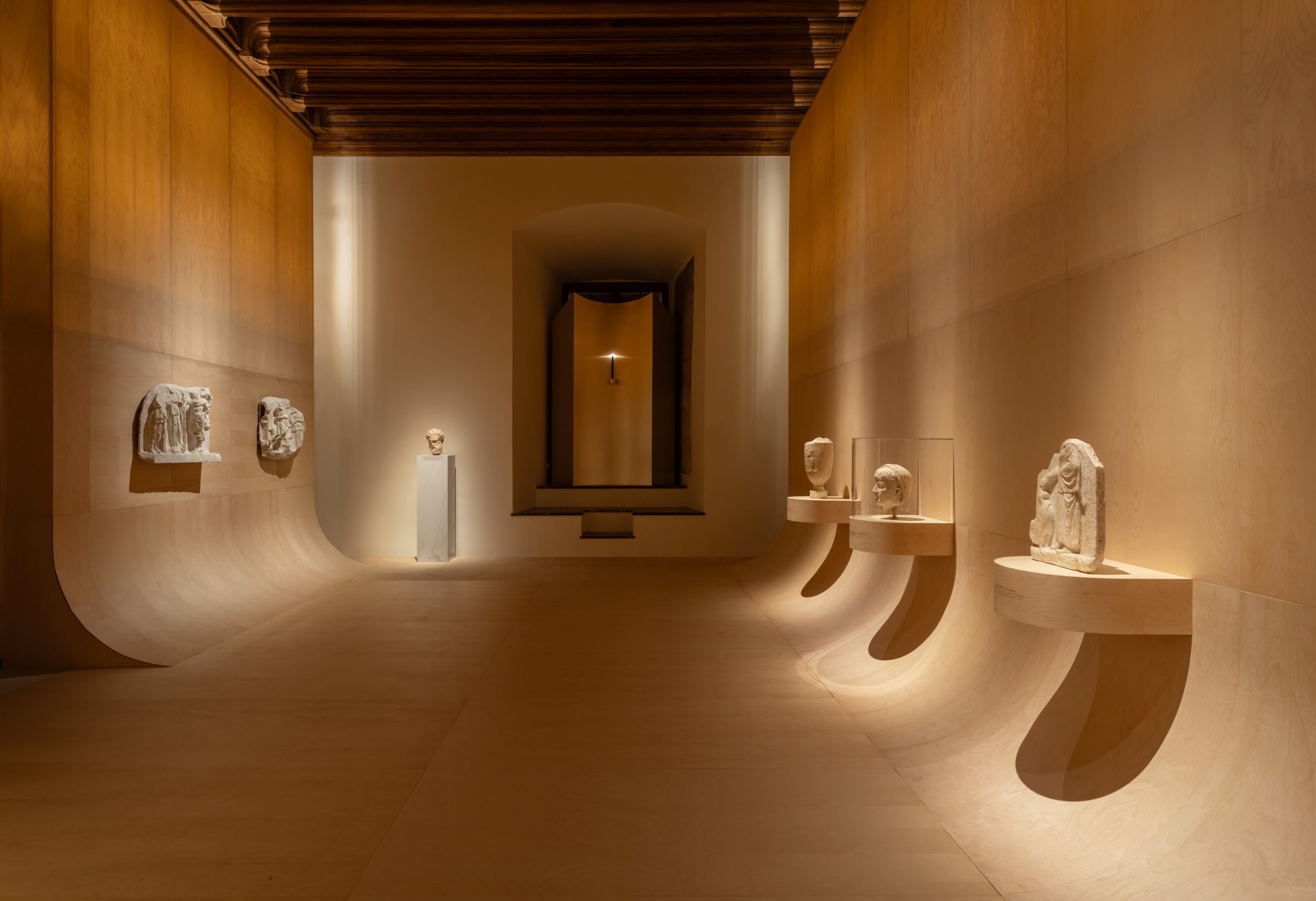 Curved entrance walls concealing the historic interior at Wawel