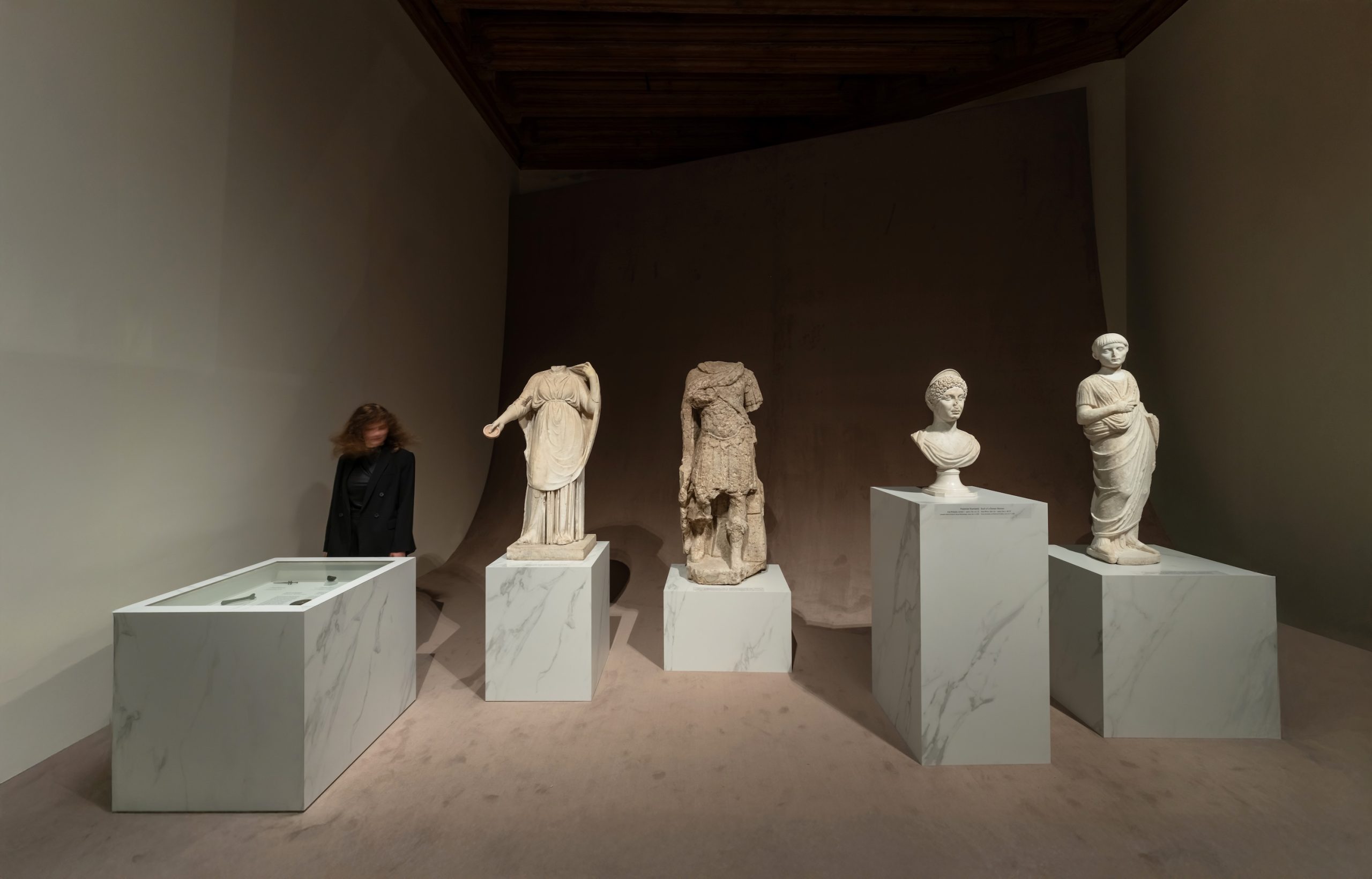 Freestanding antiquities within a continuous curved gallery surface
