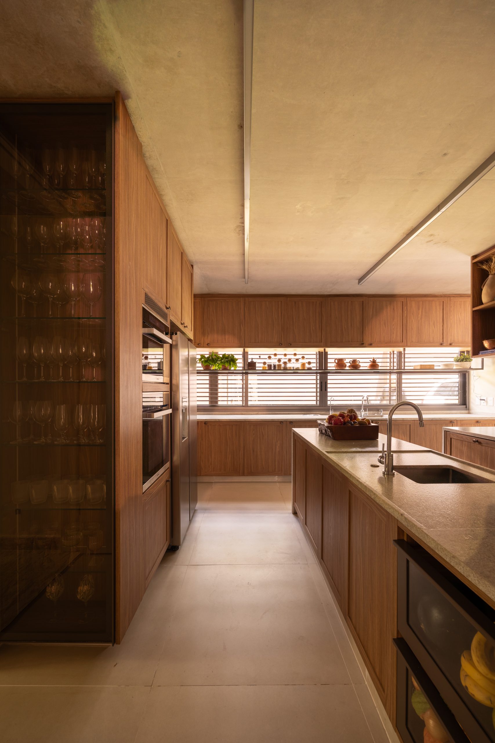 SUITE unifies MAS House with travertine and oak in São Paulo
