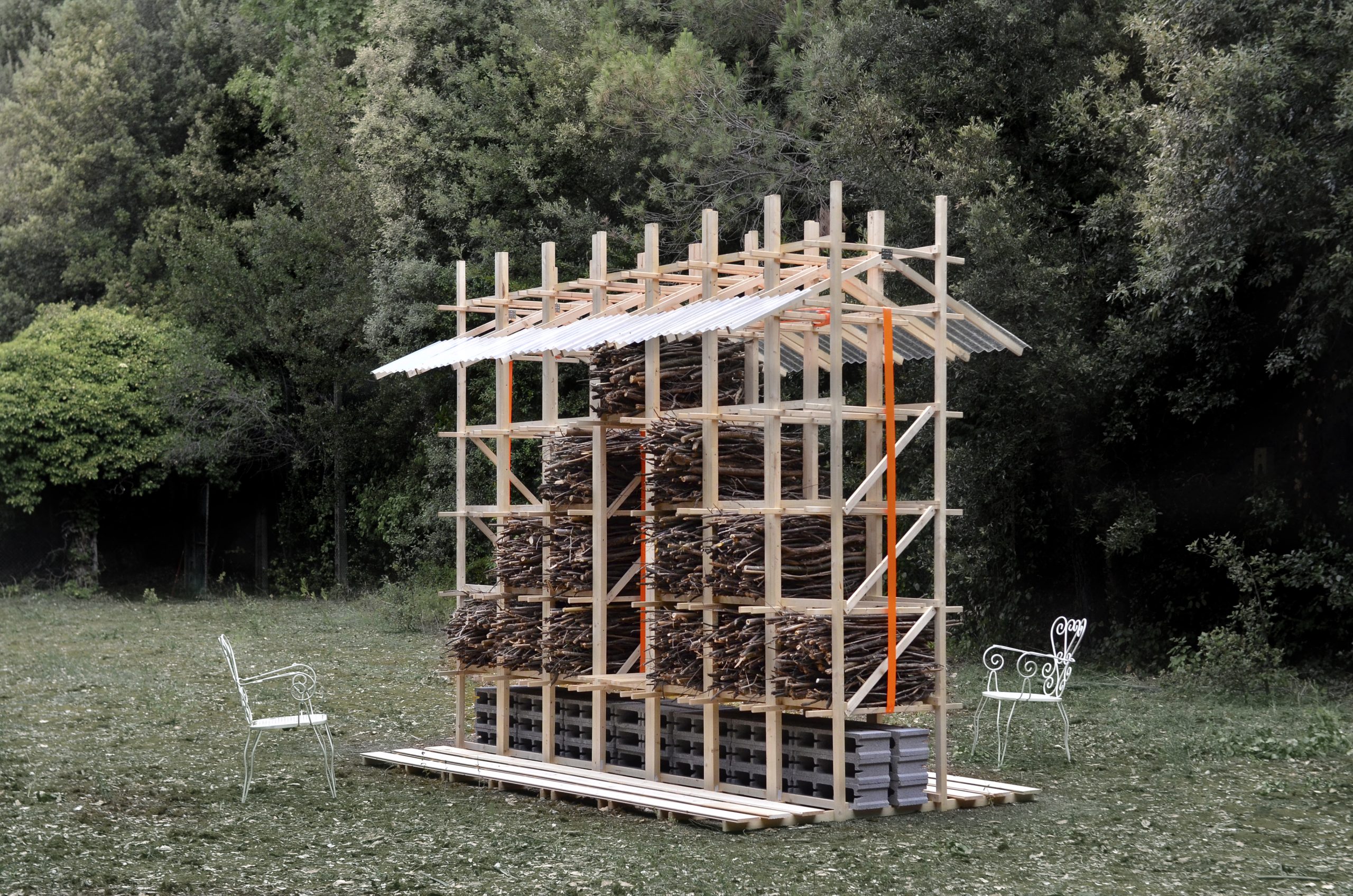 m²ft architects fills HUT-SPOT pavilion with woodland prunings