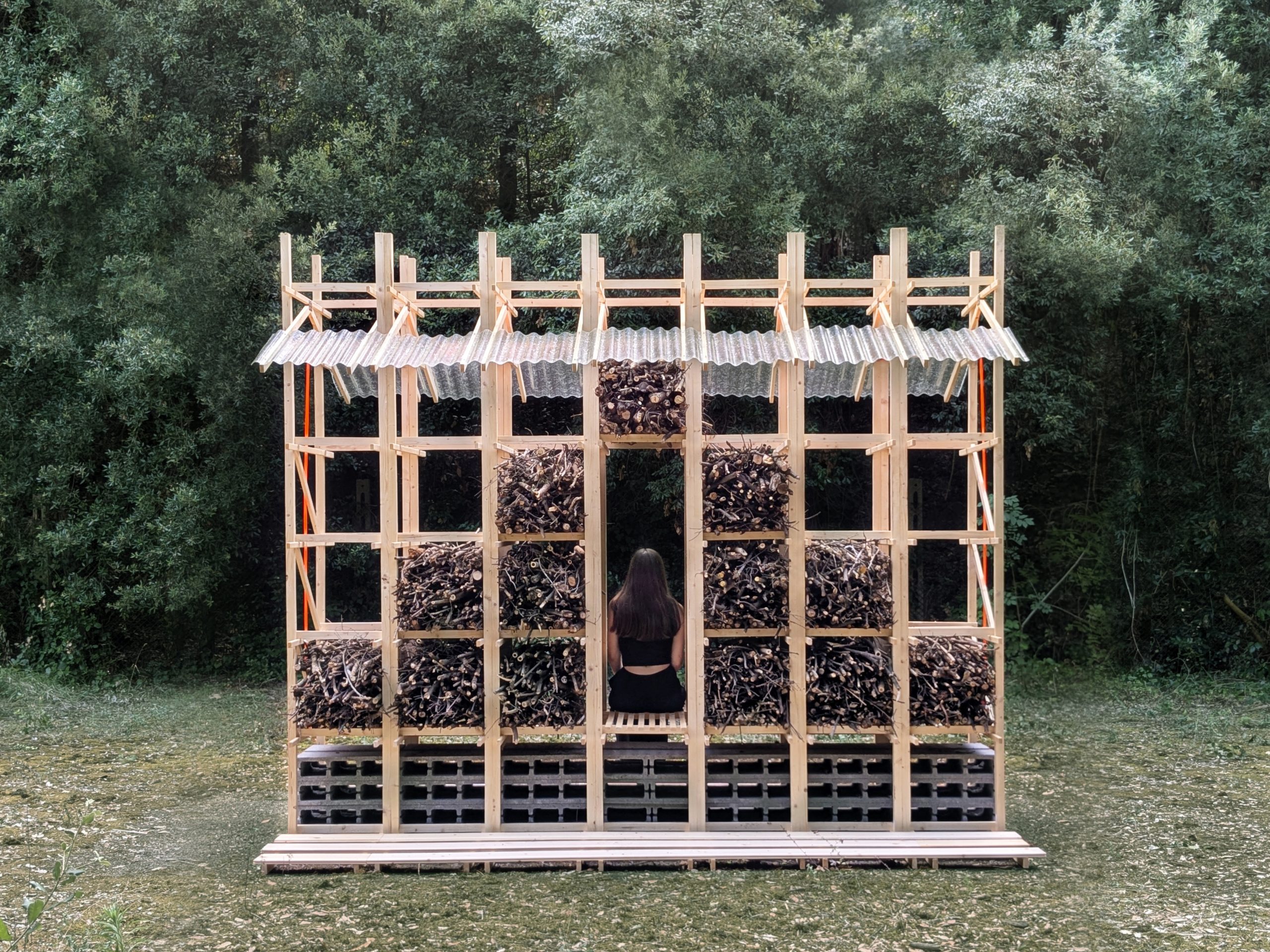 A central seat is set within the stepped arrangement of prunings.
