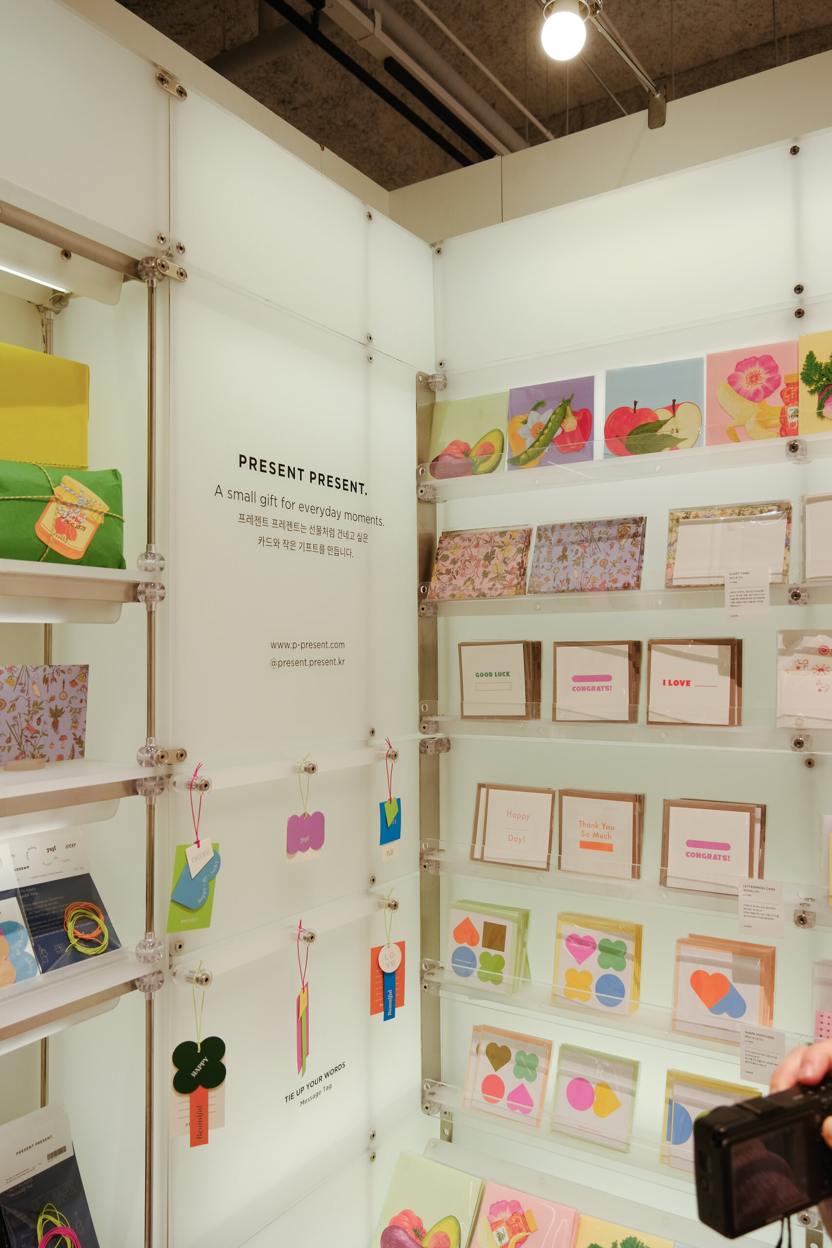 Corner display combining shelves and graphic panels