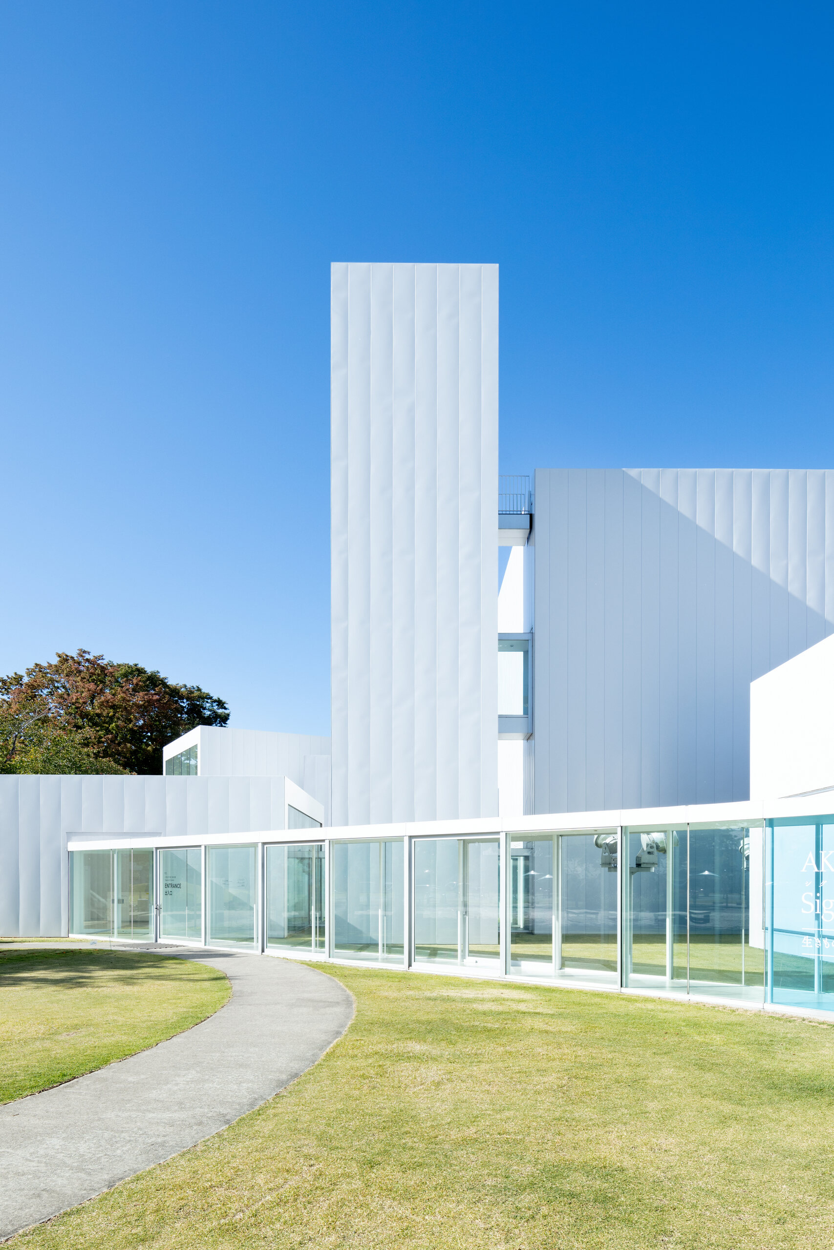 Tall white exhibition volume at Towada Art Center
