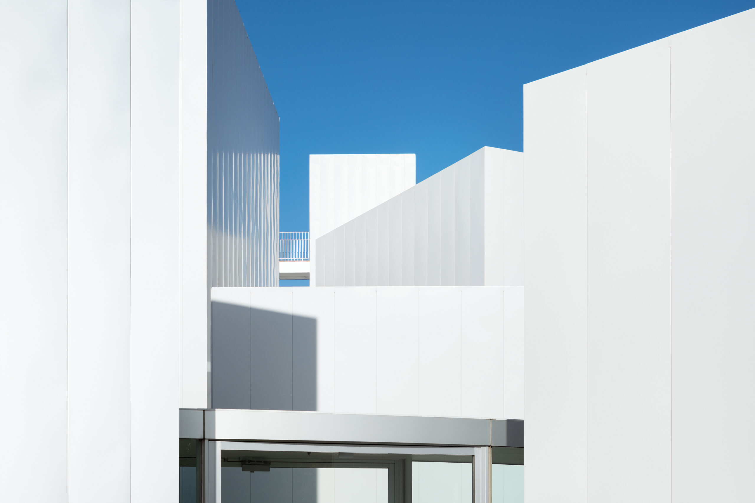 Cluster of white pavilion volumes at Towada Art Center