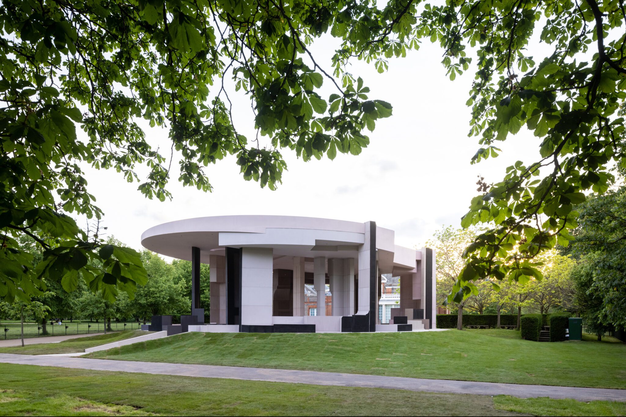 Sumayya Vally’s Pavilion draws on places of gathering and belonging in London’s diasporic communities. © Iwan Baan, courtesy of Serpentine.