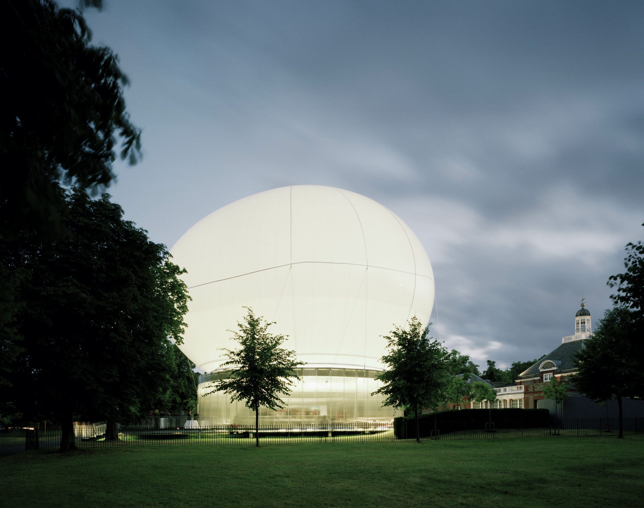 An inflatable canopy floated above the lawn, rising or lowering to shelter the amphitheatre according to the weather. Photograph by John Offenbach.