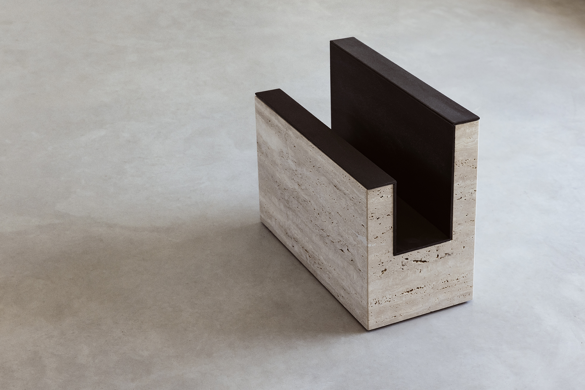 Sum magazine rack combining travertine and metal