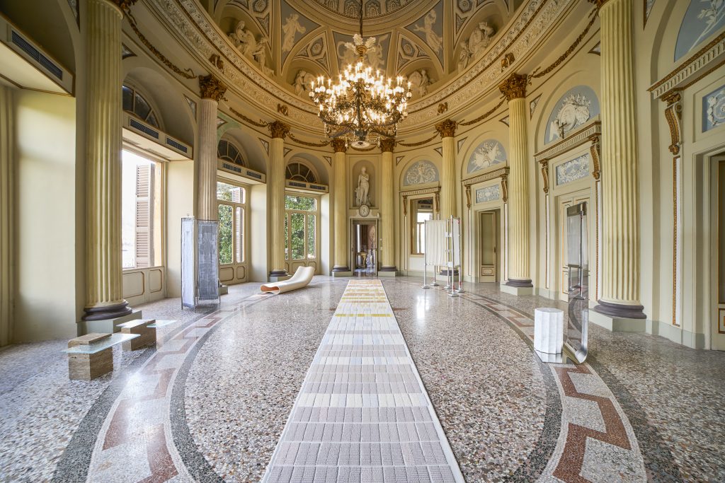 MEDITATIONS mirror and marble column at Lake Como Design Festival 2026, photograph by Alessandro Ruffini
