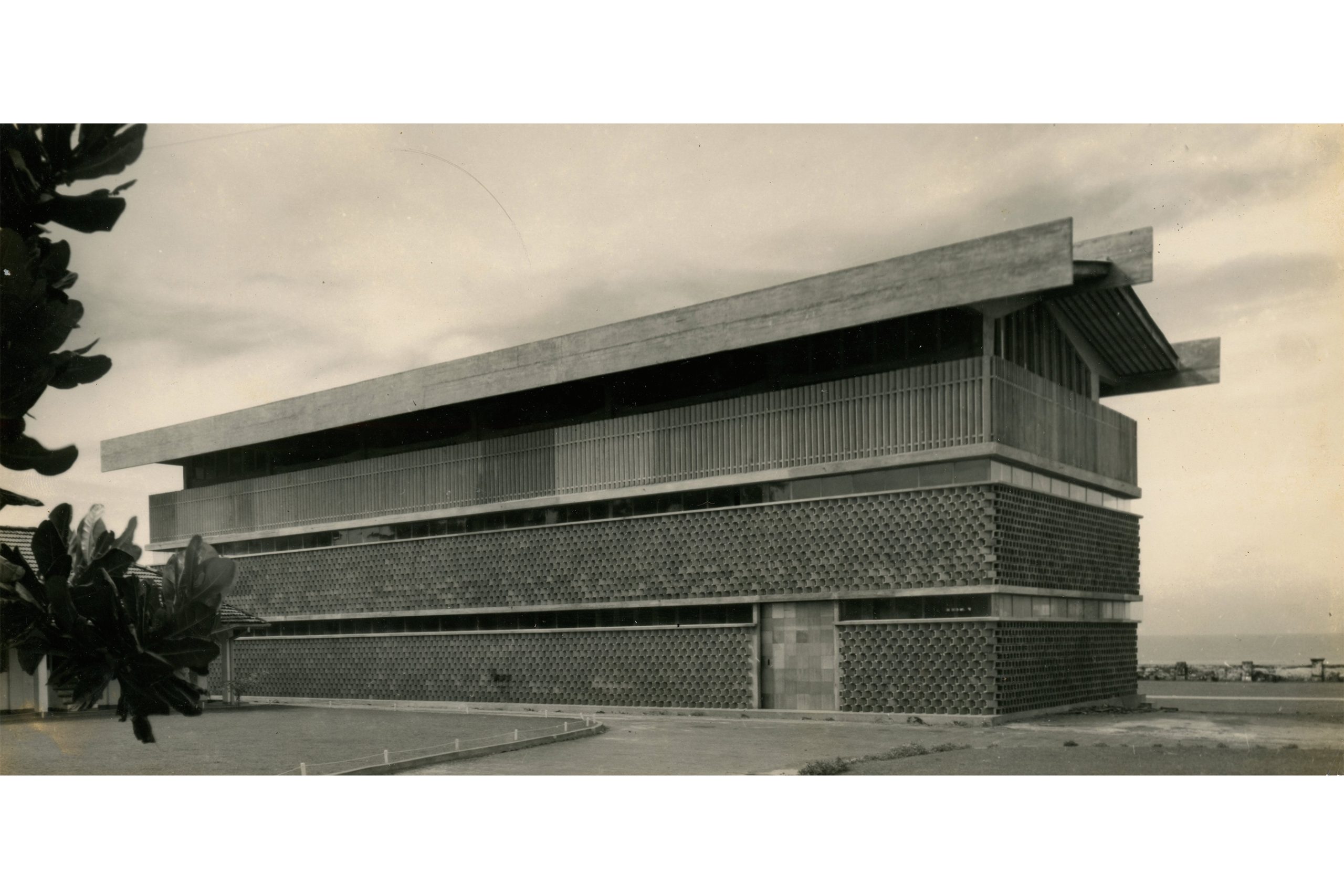 East elevation of St Thomas’ Preparatory School, photographed by Geoffrey Bawa