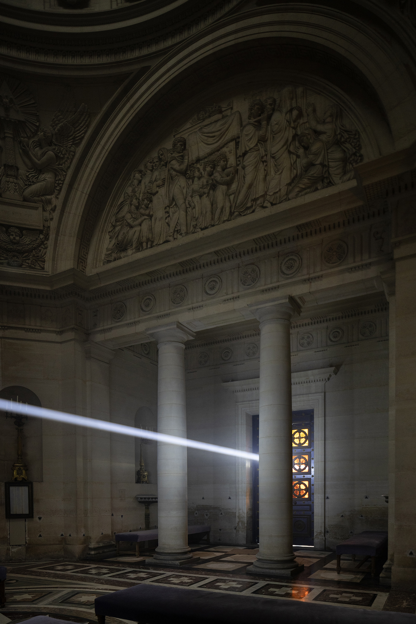 Architectural detail intersected by the white light of Threshold by Emilio Ferro, photo Roberto Conte