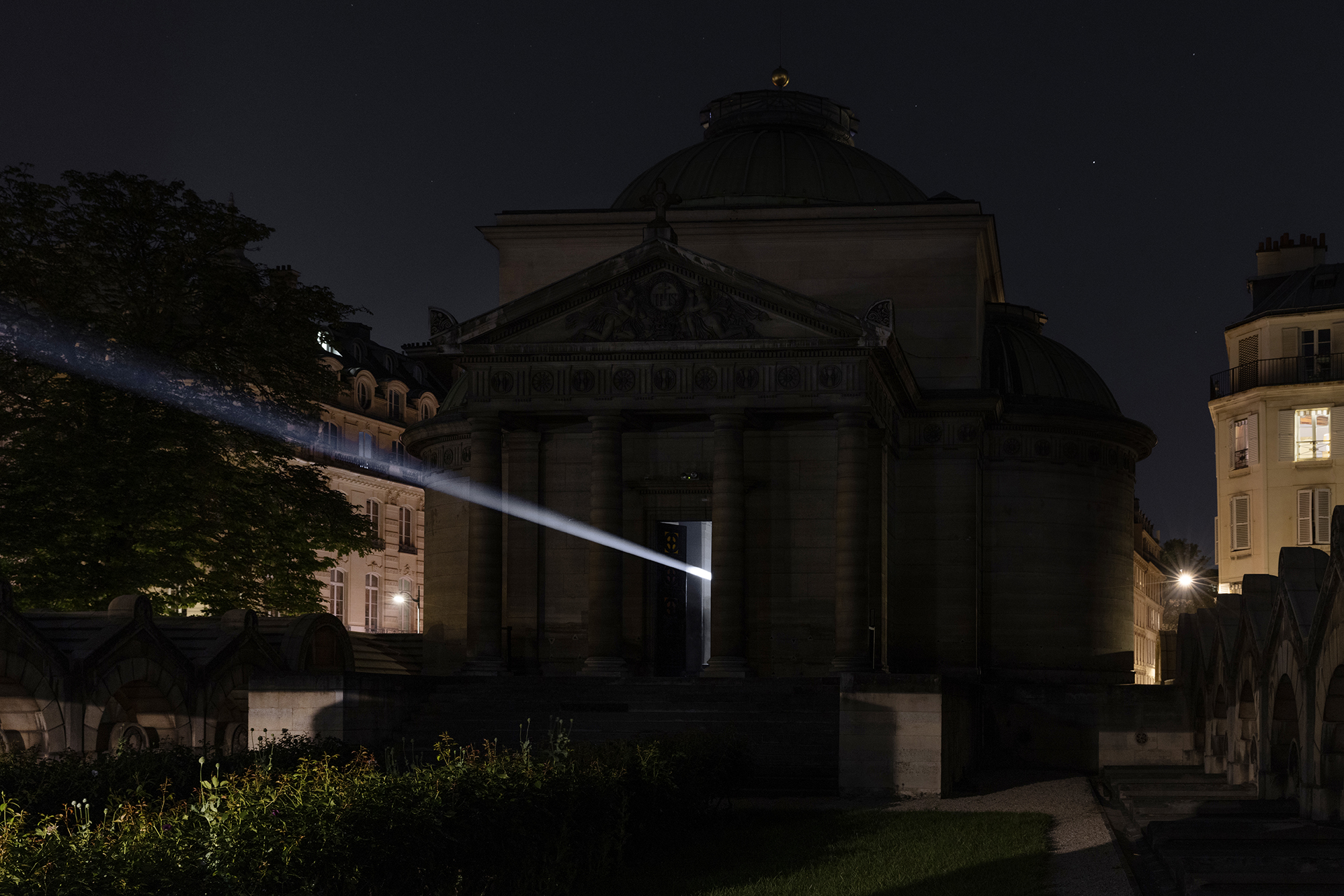 Threshold by Emilio Ferro at the Chapelle Expiatoire, photographed by Roberto Conte