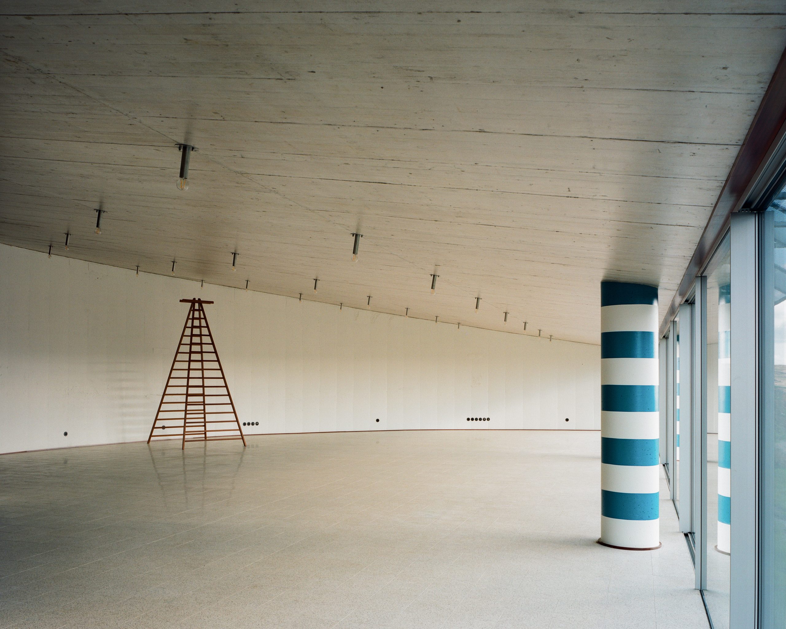 Cookie Cutter Retreat: main space L building with a replica from the cezanne ladder found at the tanikawa house