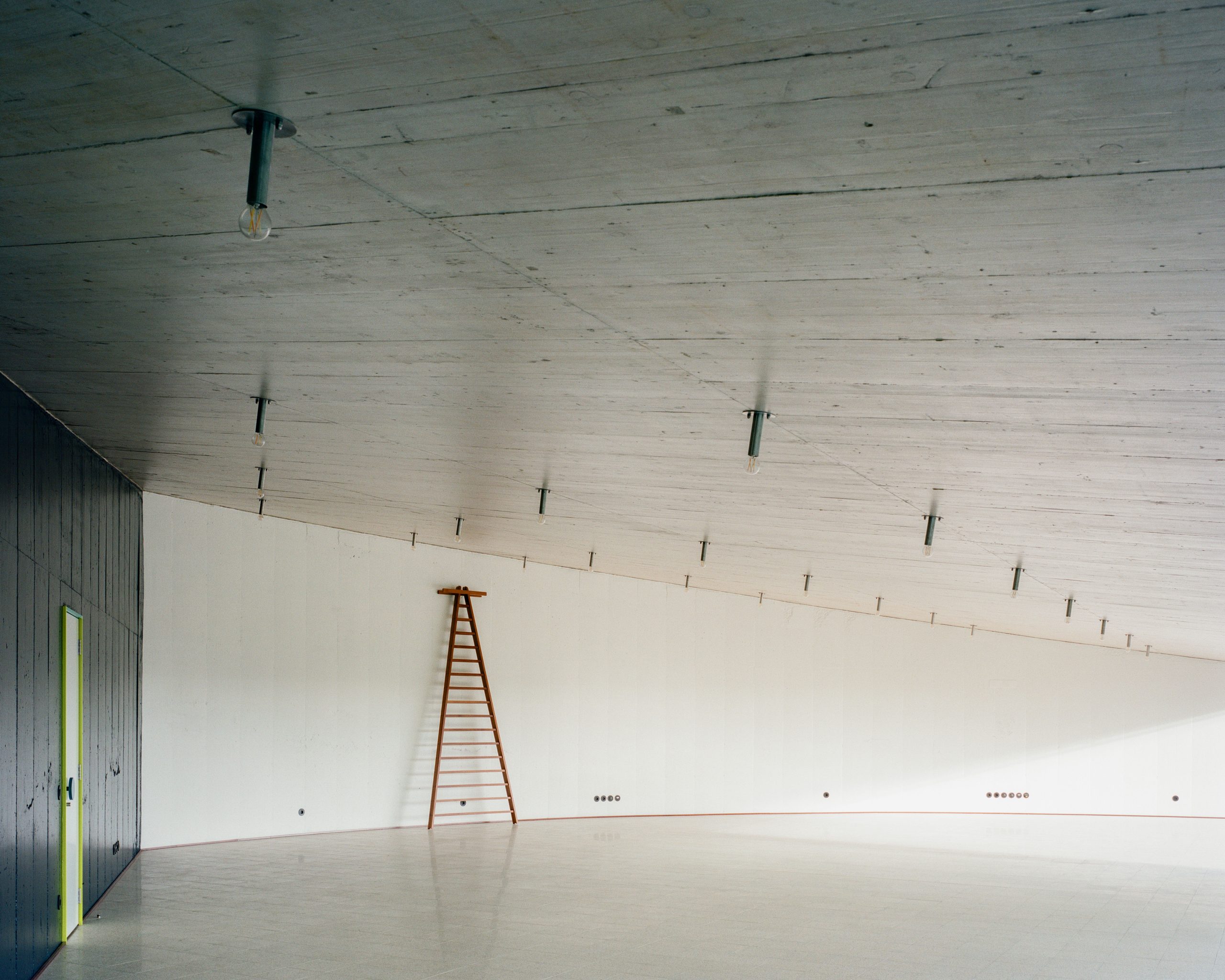 Cookie Cutter Retreat: main space L building with a replica from the cezanne ladder found at the tanikawa house