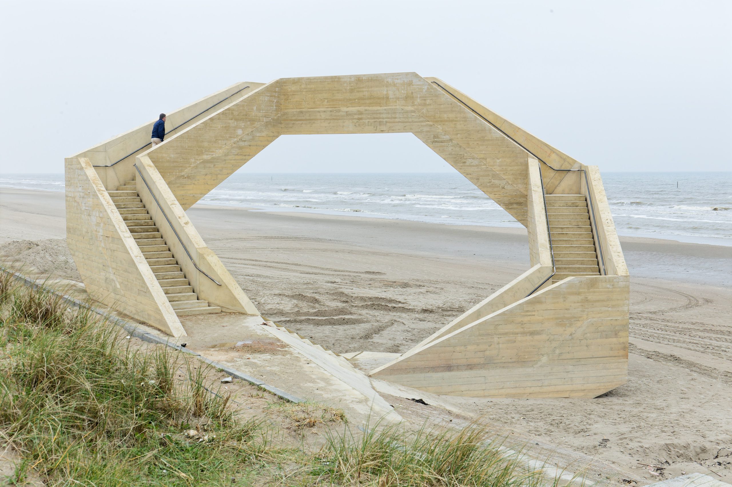 Westerpunt’s angular opening creates a frame across the beach.