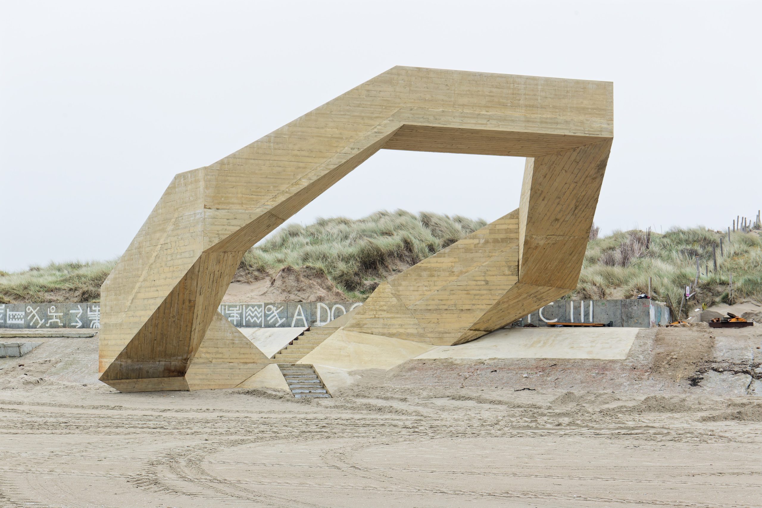 A side view shows the folded profile of the concrete observation point.