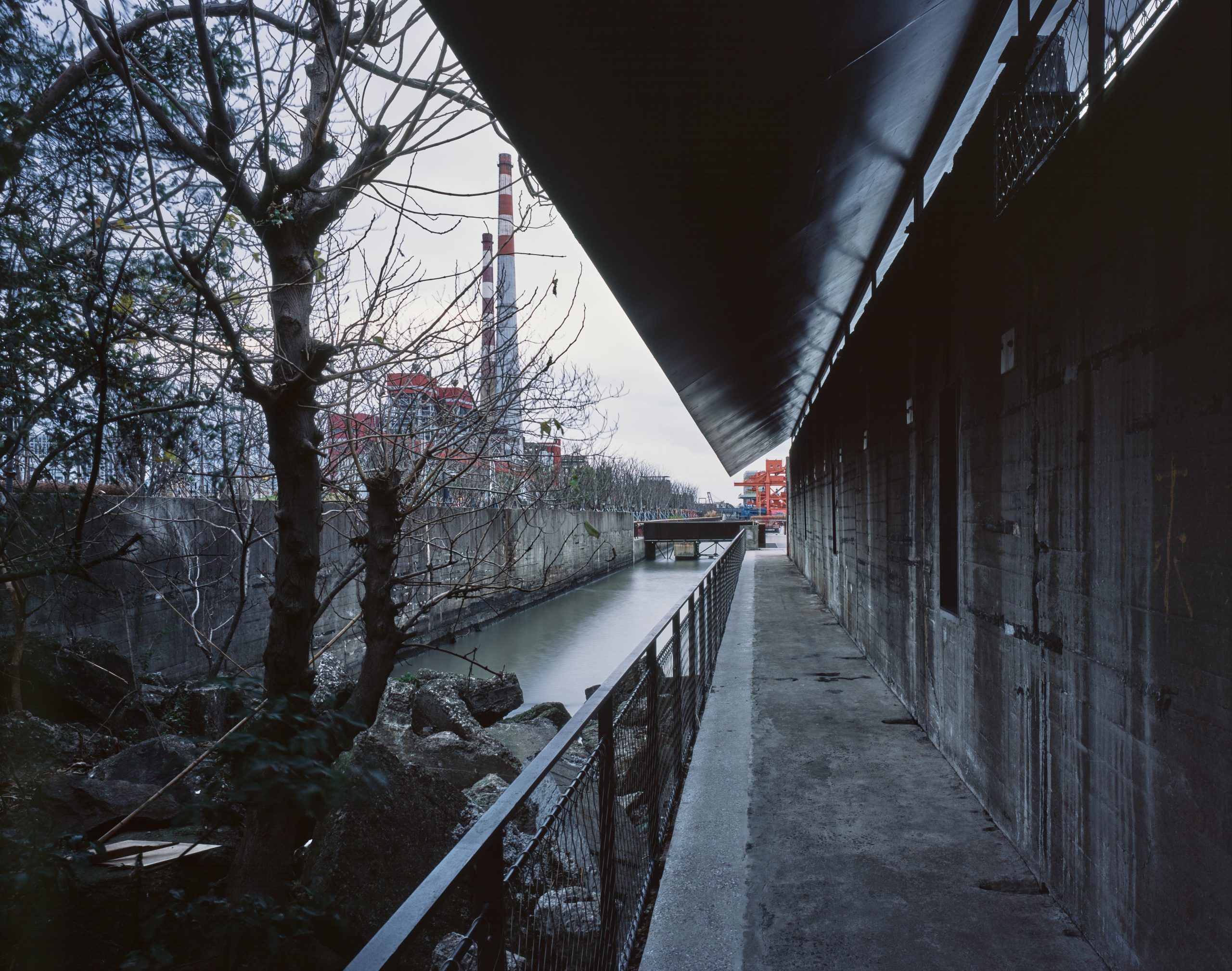Riverside Passage by Atelier Deshaus, photographed by Chen Hao