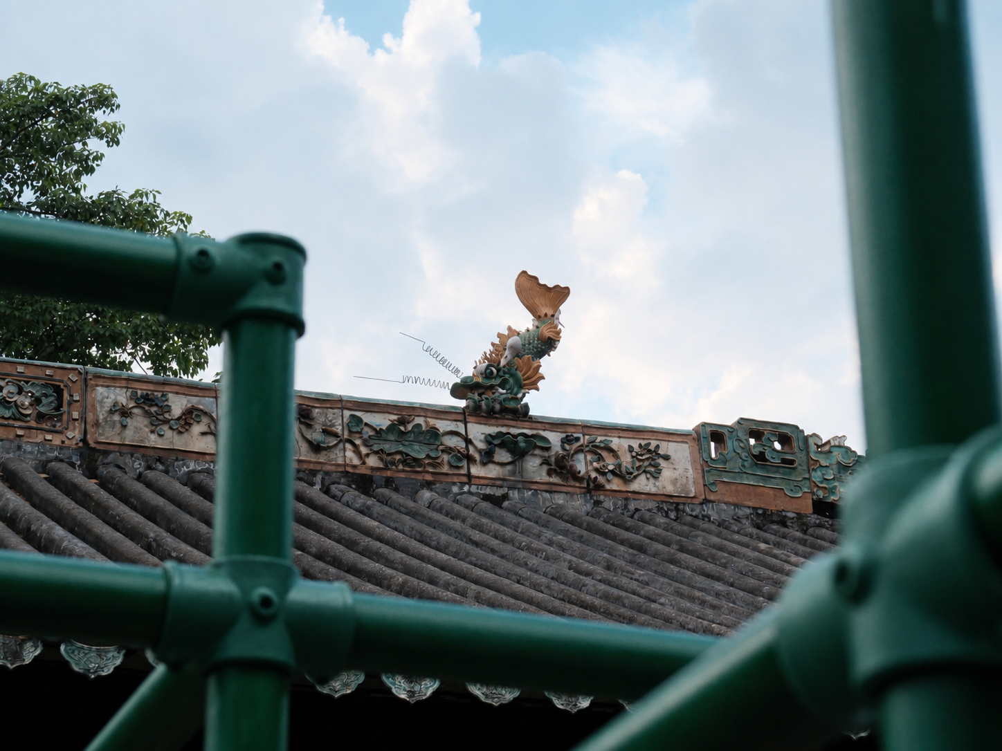 Su Clan Ancestral Hall – Green Scaffolding Echoing the Colors of the Ceramic Roof Ornaments