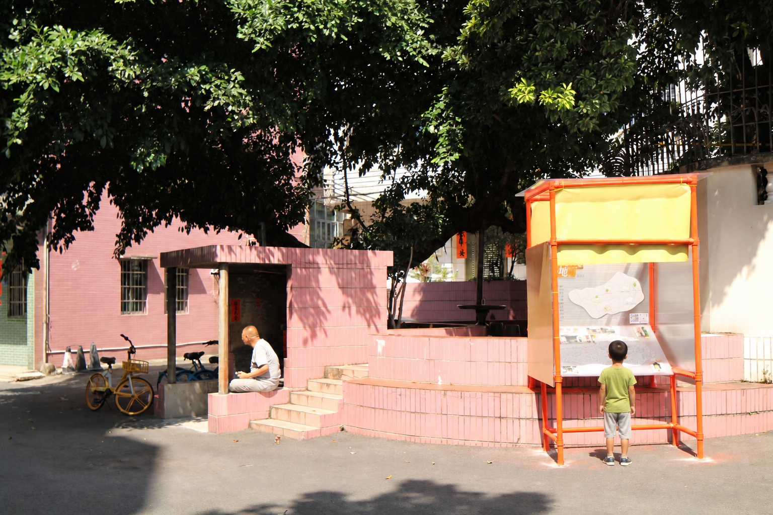 Speaking to the Land – Children Stopping to Read the Exhibition Panels
