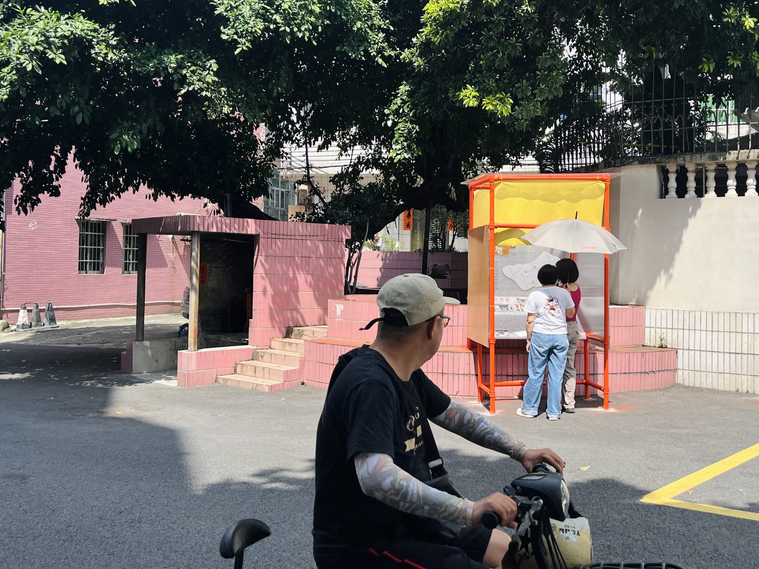 Speaking to the Land – Residents Pausing to View the Exhibition in the Streetscape