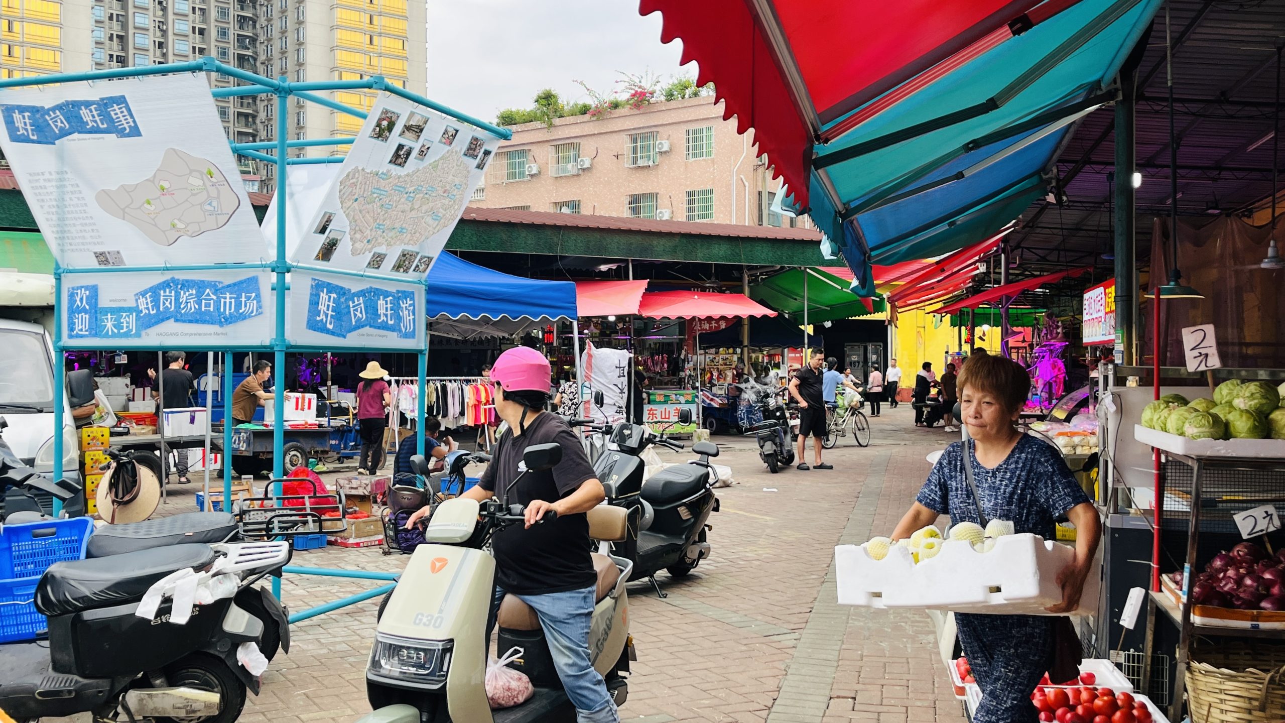 Oyster Stories of Haogang – Villagers Passing Through the Market and Pausing to View the Exhibition