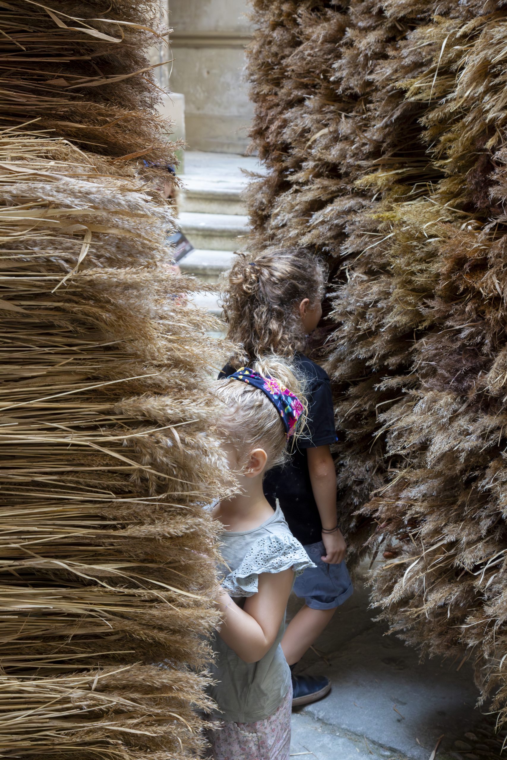 Children discovering the reed-lined interior of Chaume Sublimé