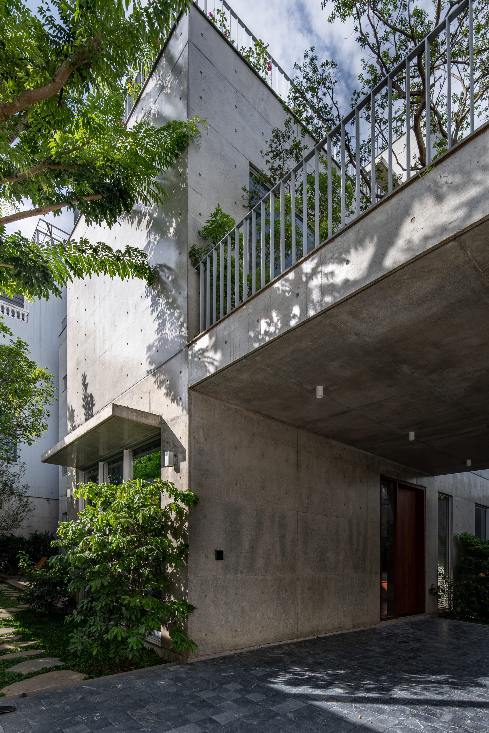 Projecting concrete balcony above the entrance, House K by HGAA