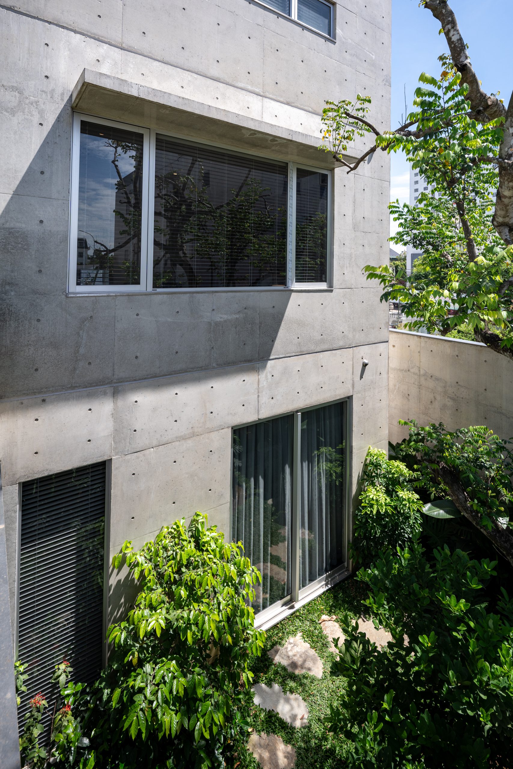 Concrete garden wall and courtyard glazing, House K by HGAA