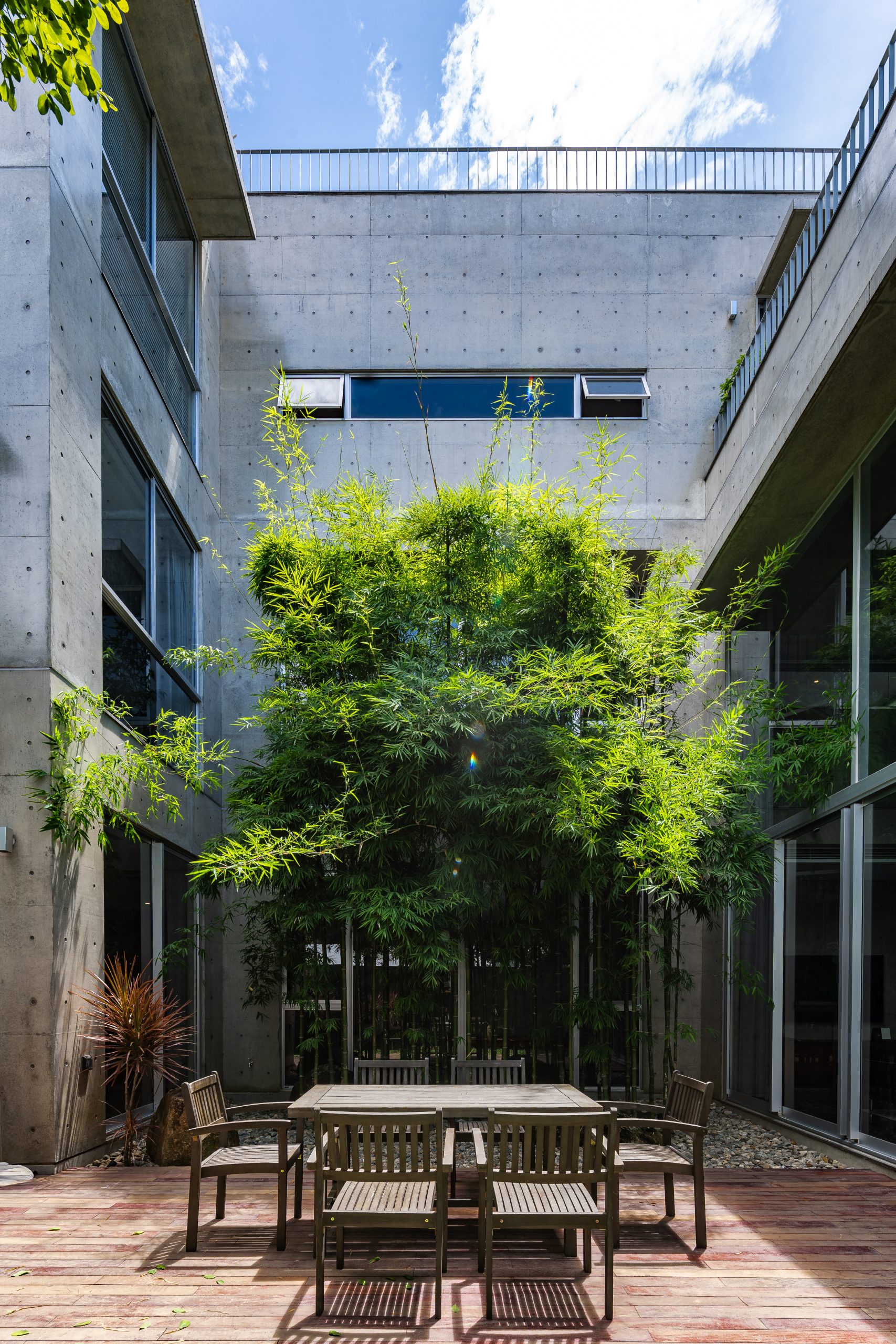Central courtyard enclosed by the U-shaped house, House K by HGAA