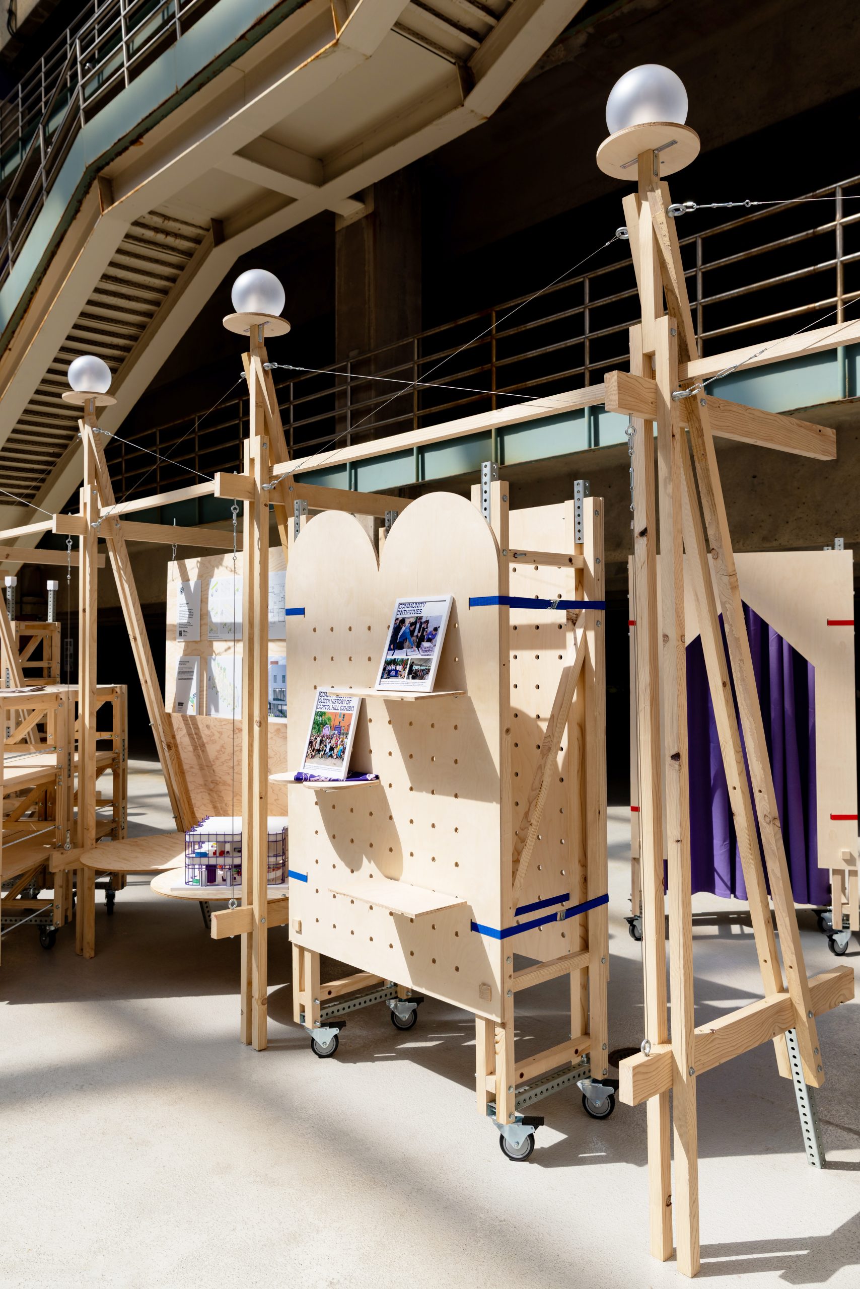 Curved display panel in the timber framework, Parts of Common