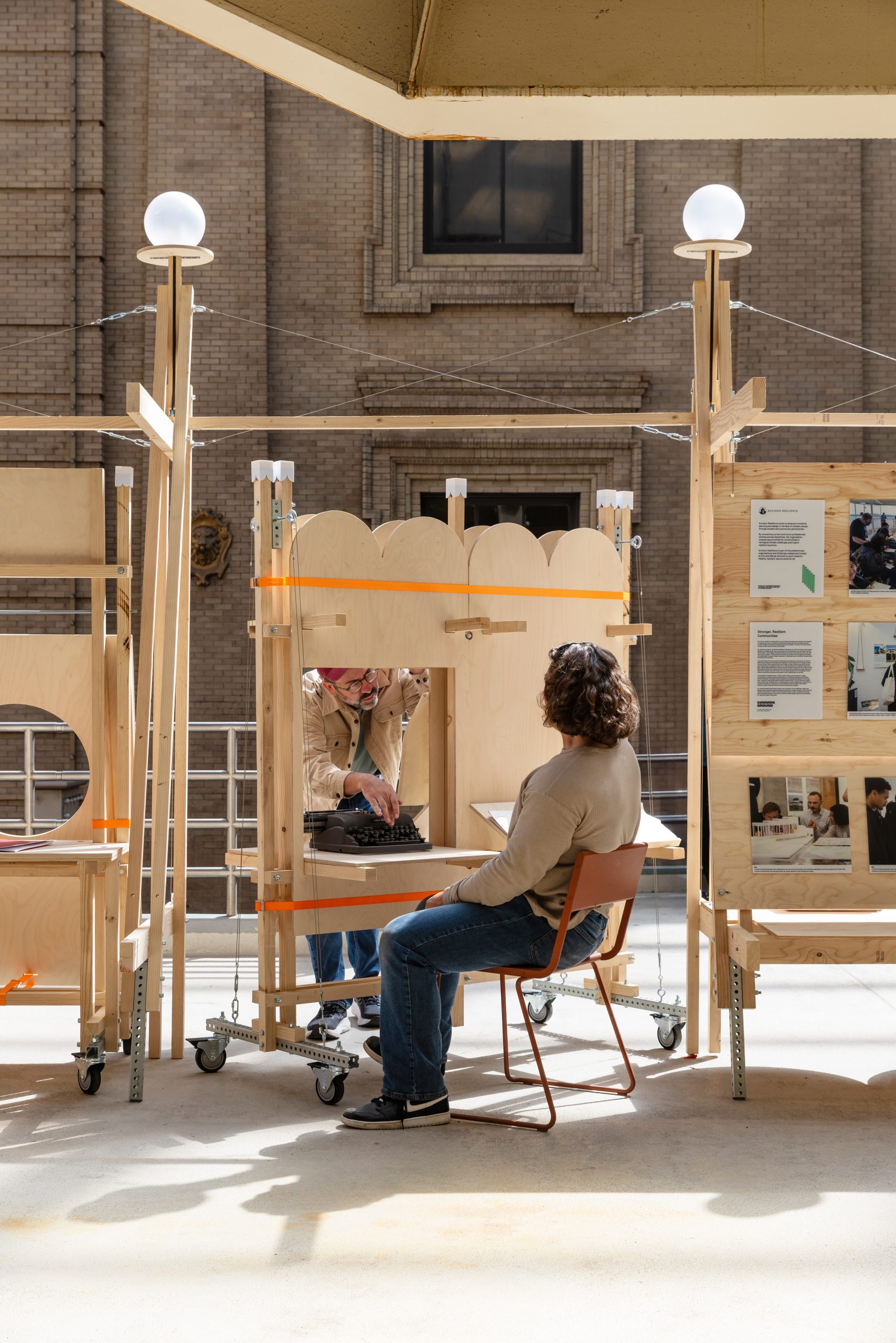 Visitor at the writing table, Parts of Common
