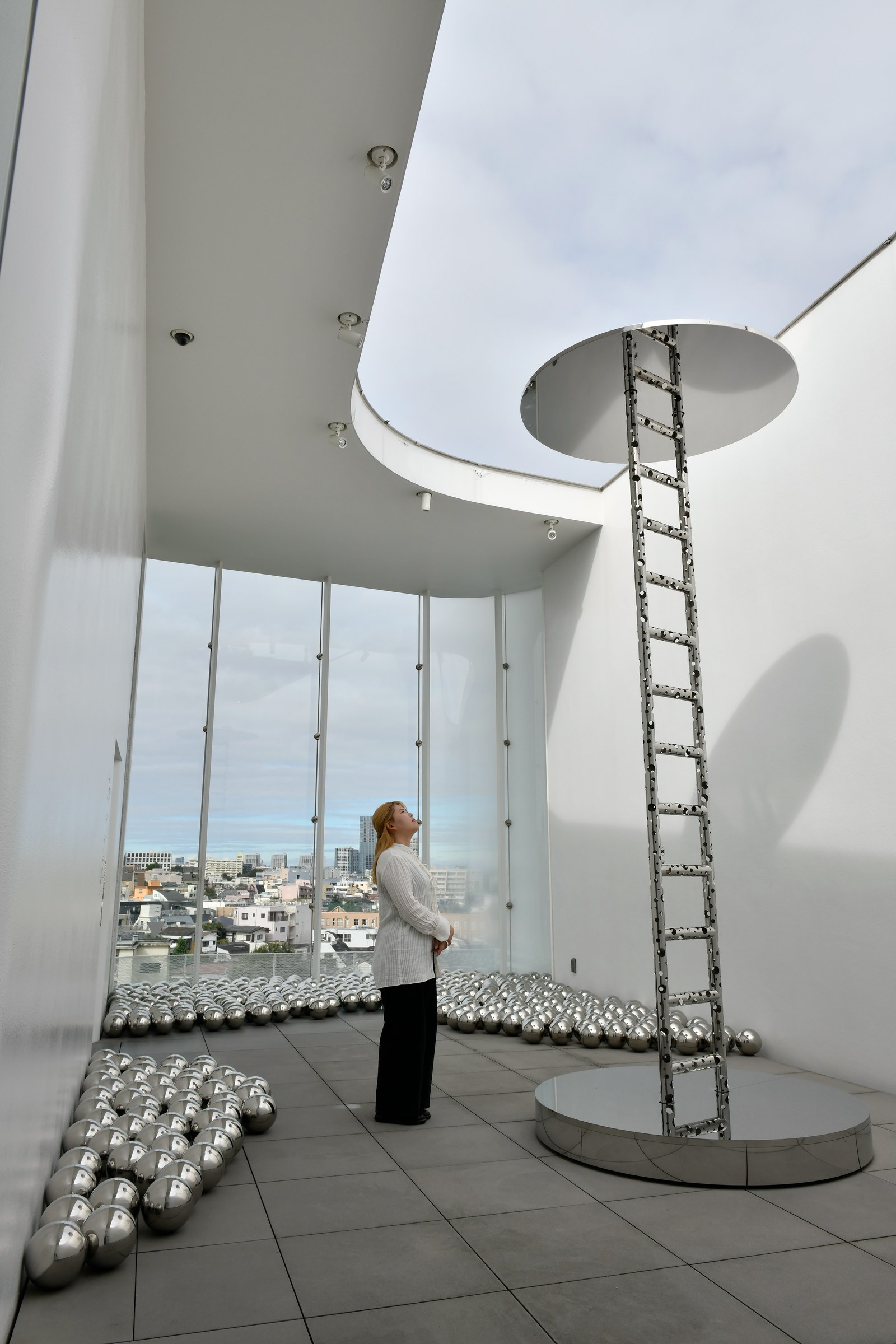 5F Rooftop Gallery Installation View. © YAYOI KUSAMA
