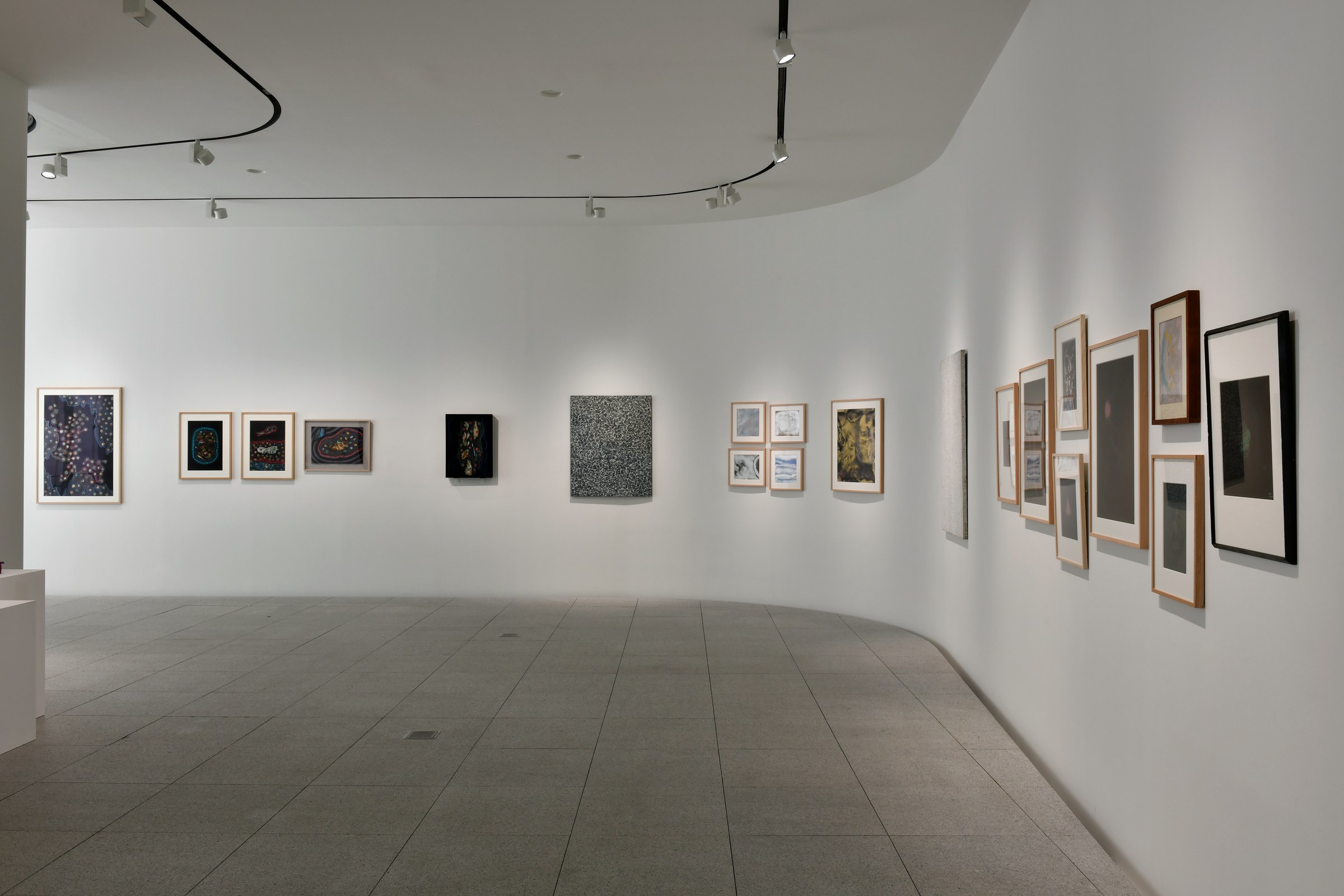 2F Gallery Installation View. © YAYOI KUSAMA