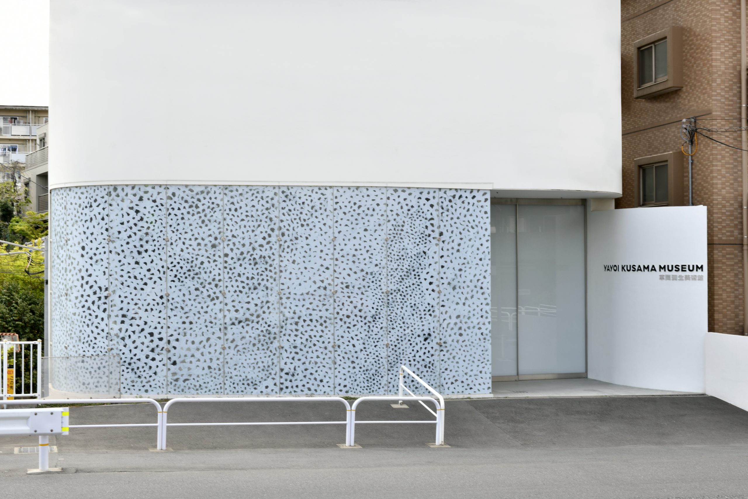 Exterior view of the Yayoi Kusama Museum. © YAYOI KUSAMA
