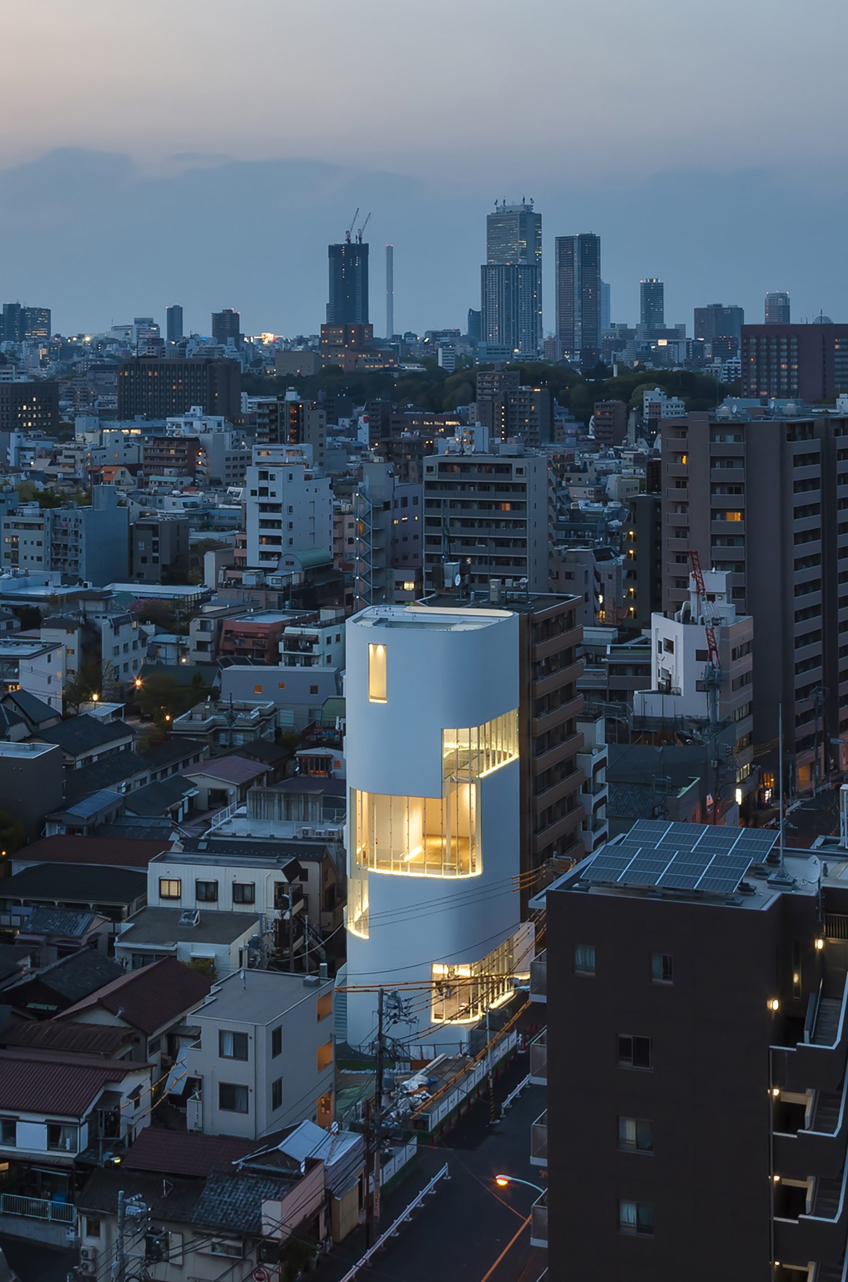Exterior view of the Yayoi Kusama Museum. Photo by Kawasumi-Kobayashi Kenji Photograph Office
