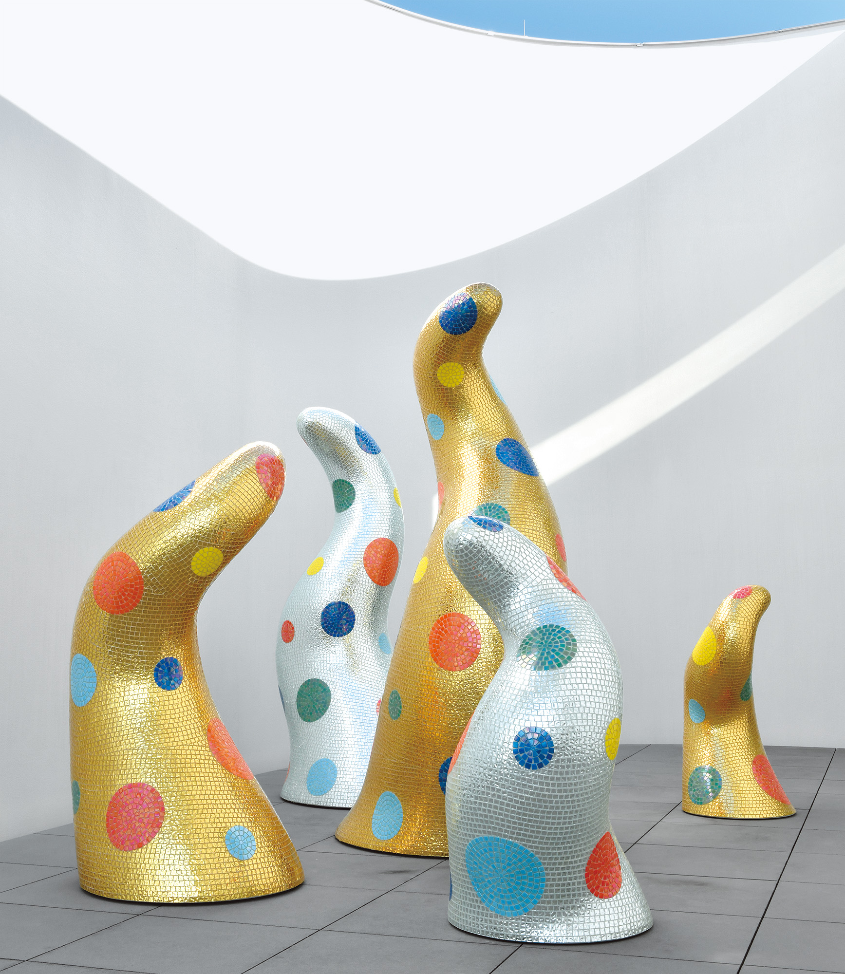 Yayoi Kusama, LIFE, 2015. Installation view at YAYOI KUSAMA MUSEUM, Tokyo, 2022. Reference image. © YAYOI KUSAMA
