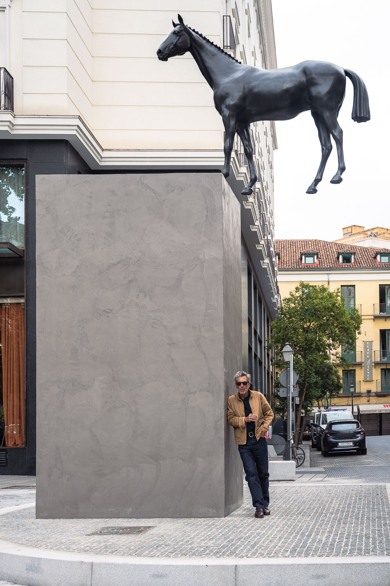 El rumor de la discordia seen from the edge of its concrete pedestal