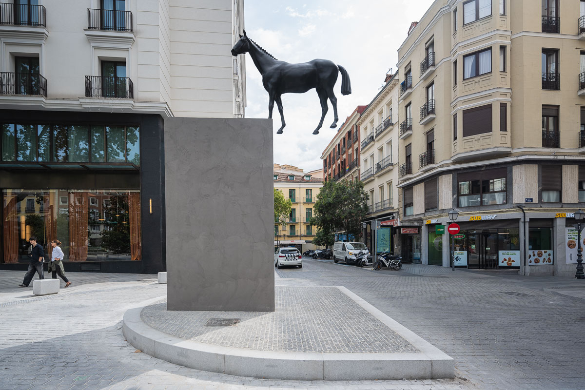 El rumor de la discordia and its pedestal seen across Plaza del Carmen in Madrid