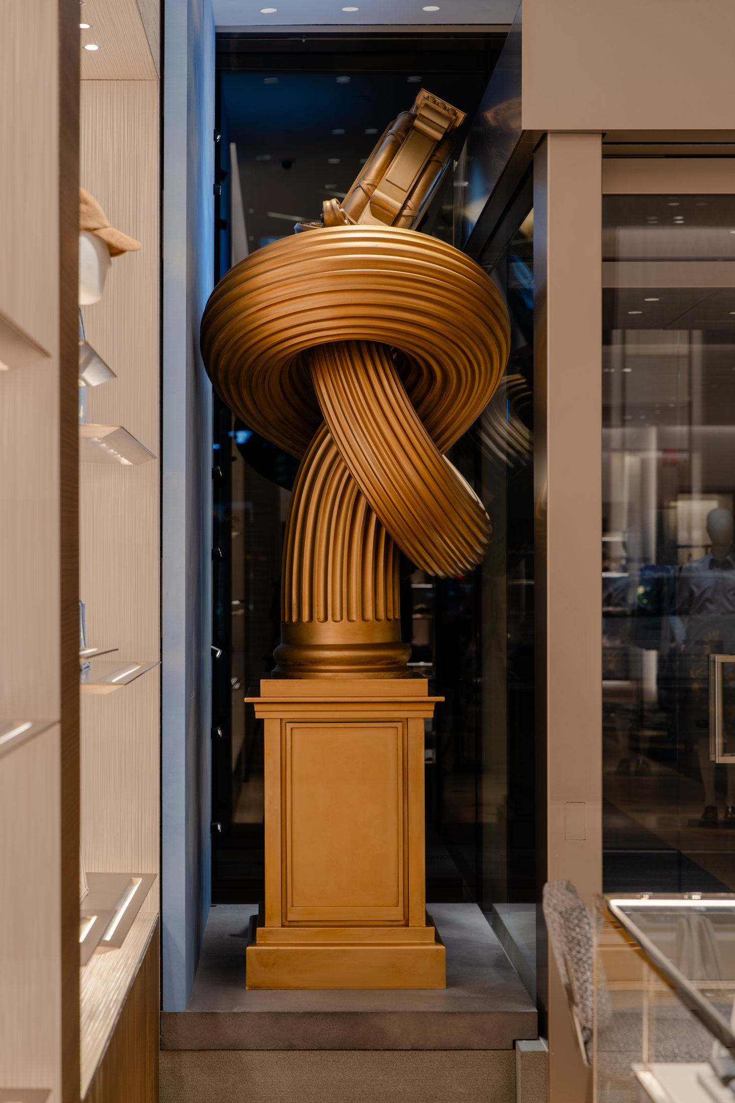 Knotted gold-coloured clock column in the New York display