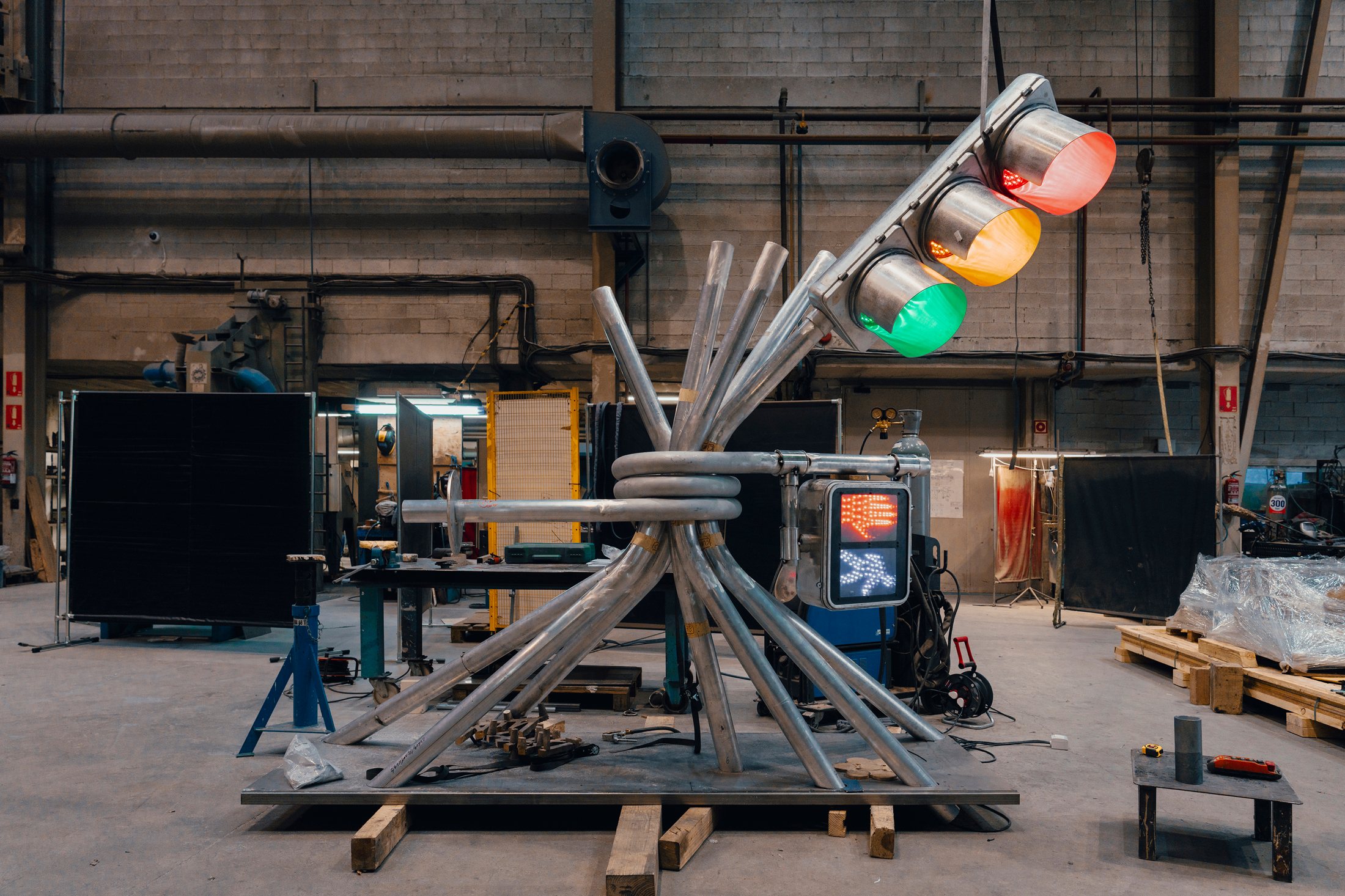 Traffic-light bouquet assembled on pallets in the workshop