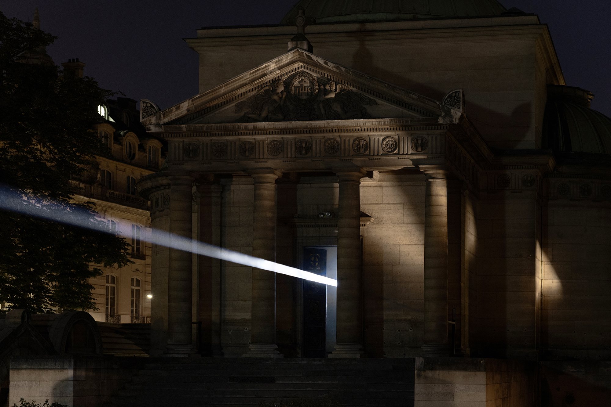 Threshold light beam extending outside the Chapelle Expiatoire